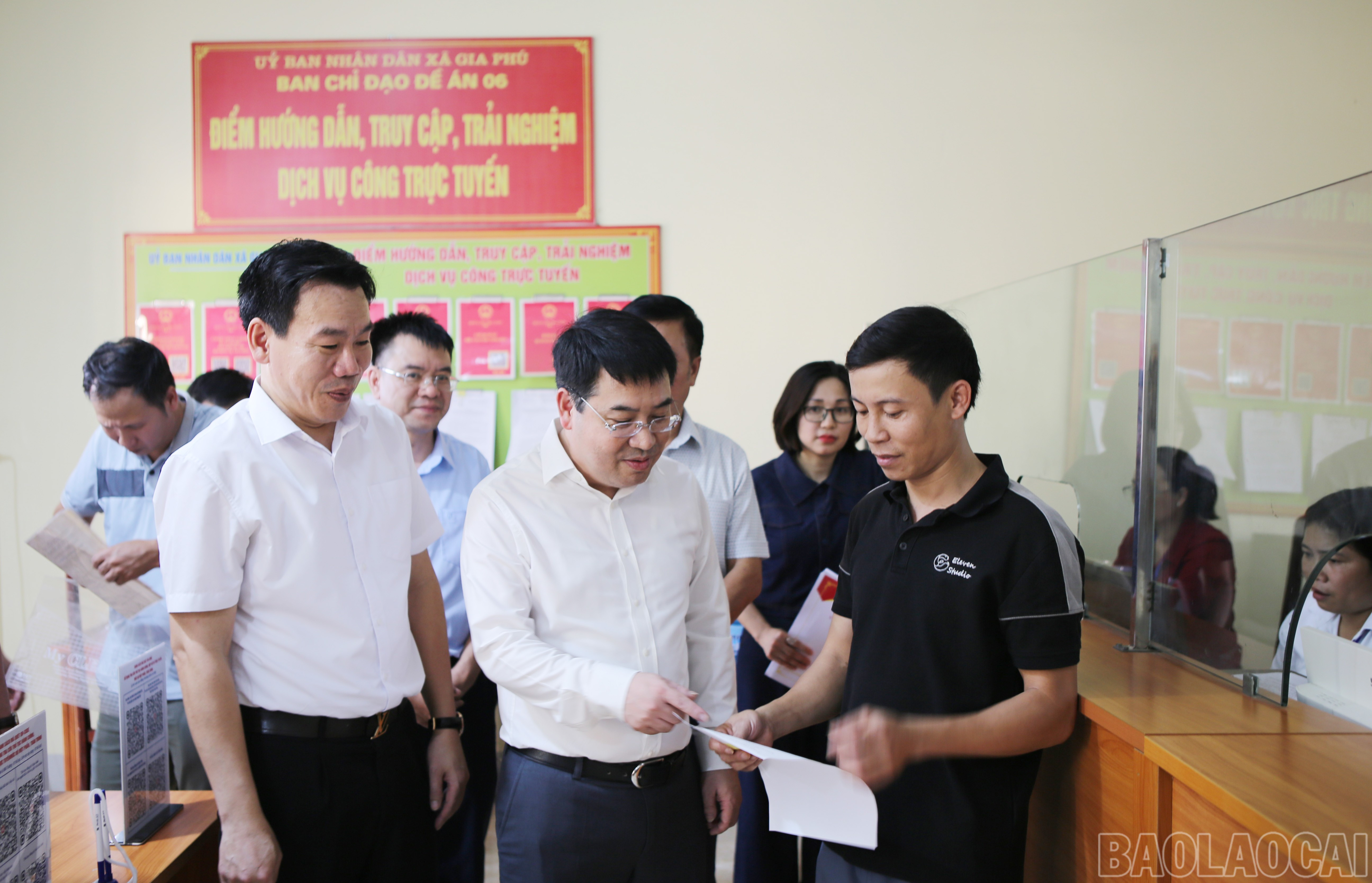 Phó Bí thư Tỉnh ủy Nguyễn Tuấn Anh lắng nghe ý kiến phản ánh trực tiếp của người dân. baolaocai-br_12.jpg