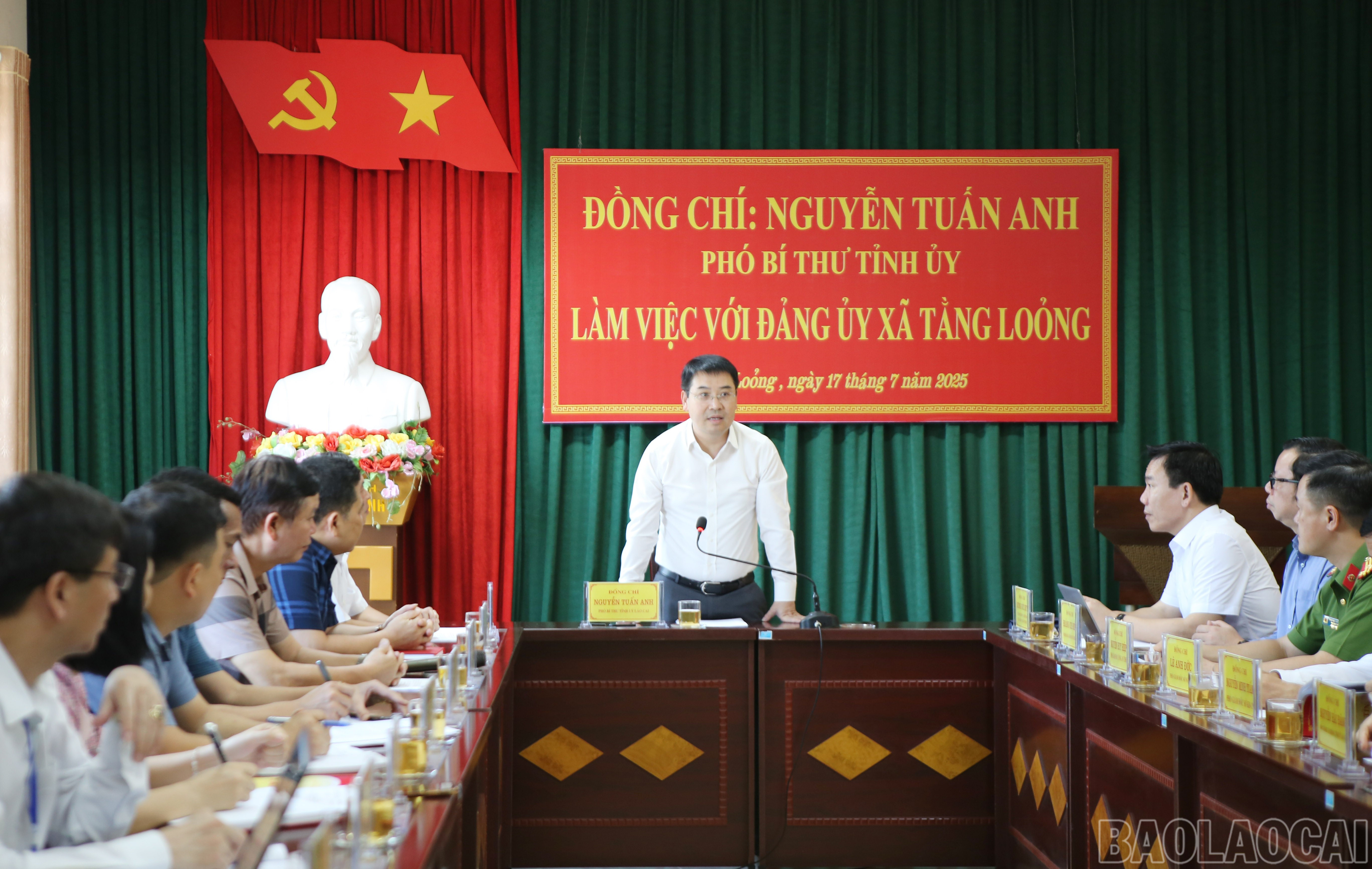 Phó Bí thư Tỉnh ủy Nguyễn Tuấn Anh phát biểu tại buổi làm việc với Đảng ủy xã Tằng Loỏng. baolaocai-br_1.jpg
