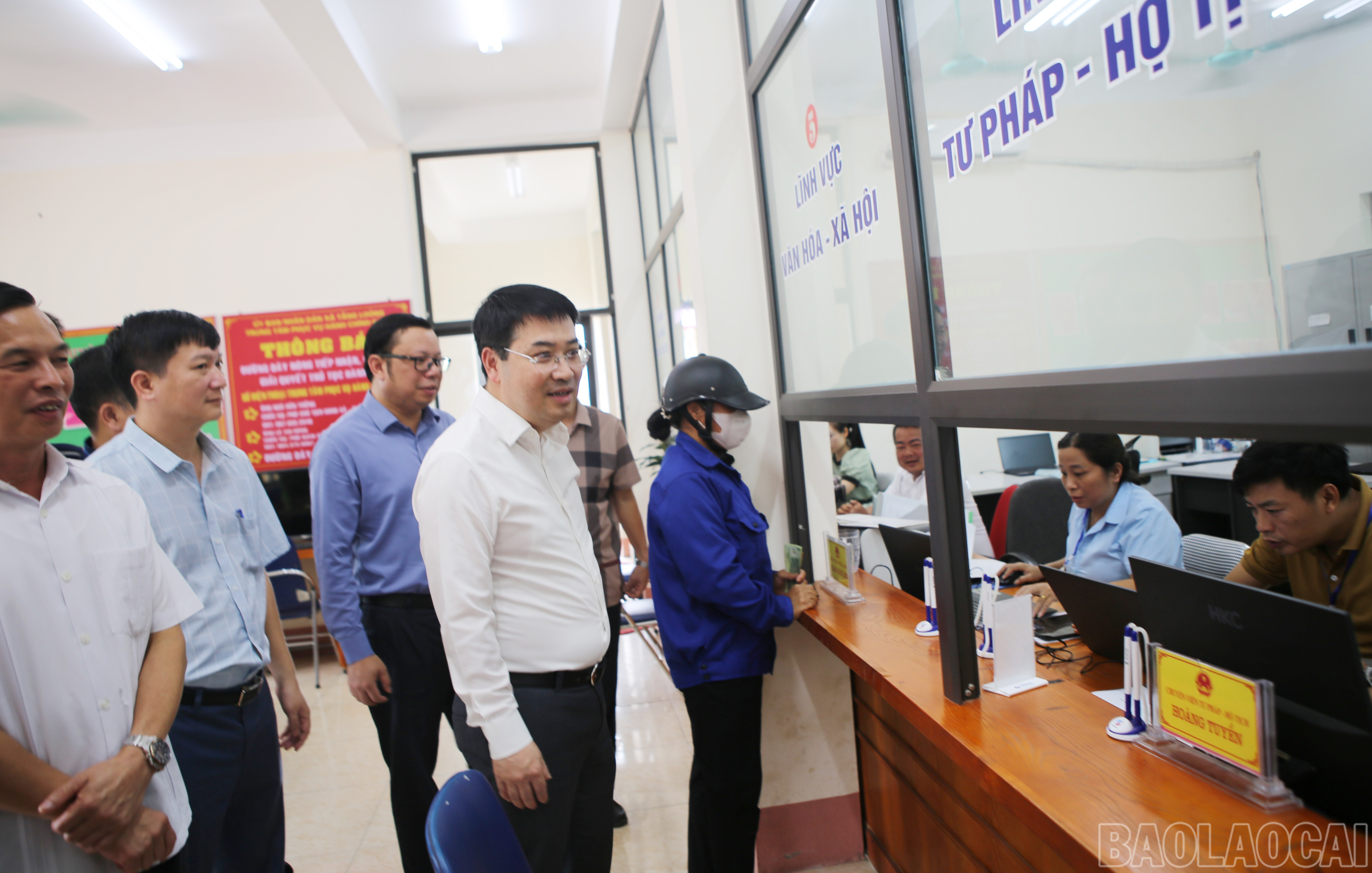 Phó Bí thư Tỉnh ủy Nguyễn Tuấn Anh kiểm tra Trung tâm Phục vụ Hành chính công xã Tằng Loỏng. baolaocai-br_4.jpg