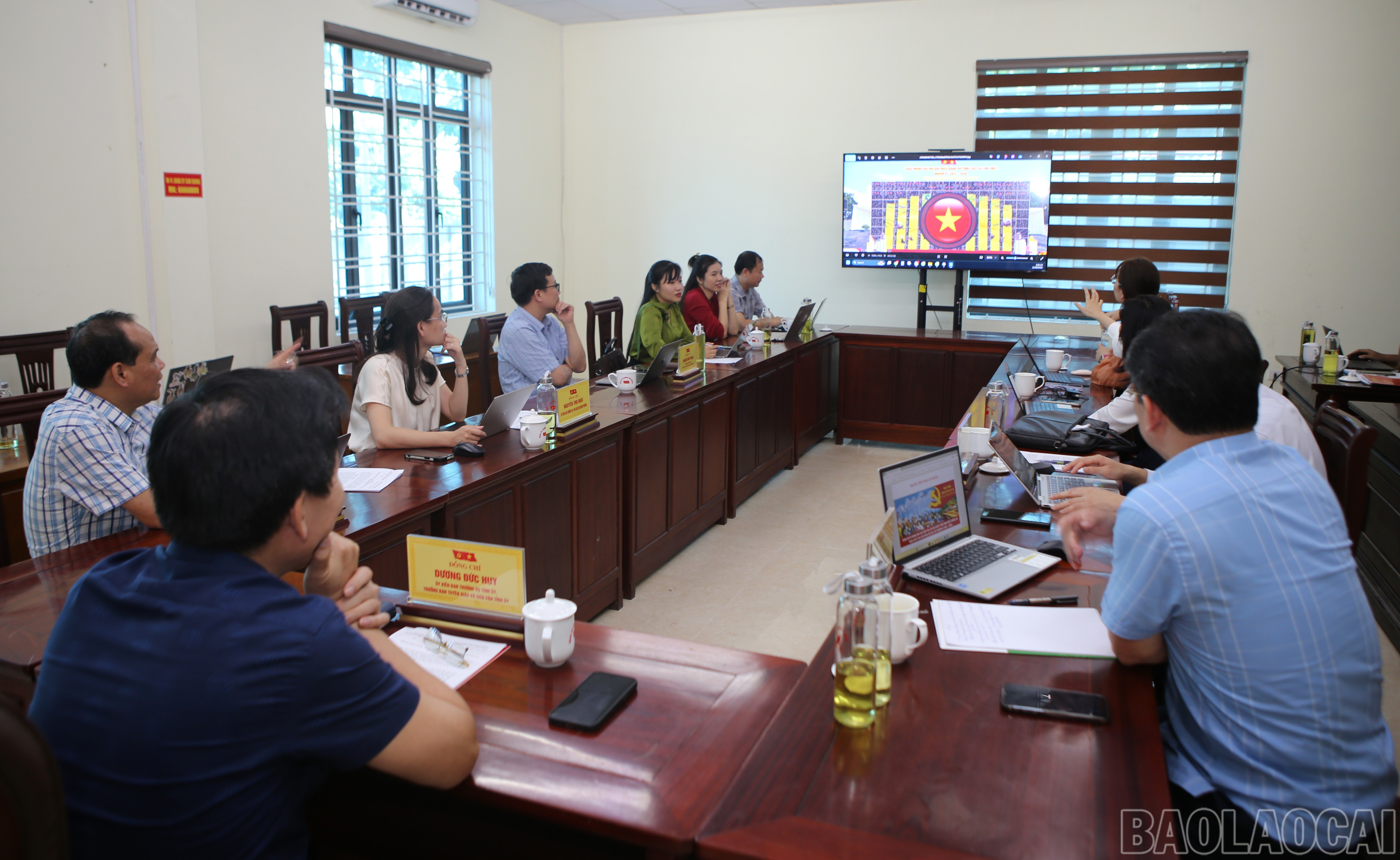 Lãnh đạo phường Cam Đường trình bày kịch bản, phương án tổ chức chương trình nghệ thuật quy mô cấp tỉnh chào mừng Đại hội đại biểu Đảng bộ tỉnh lần thứ I. baolaocai-br_13.jpg