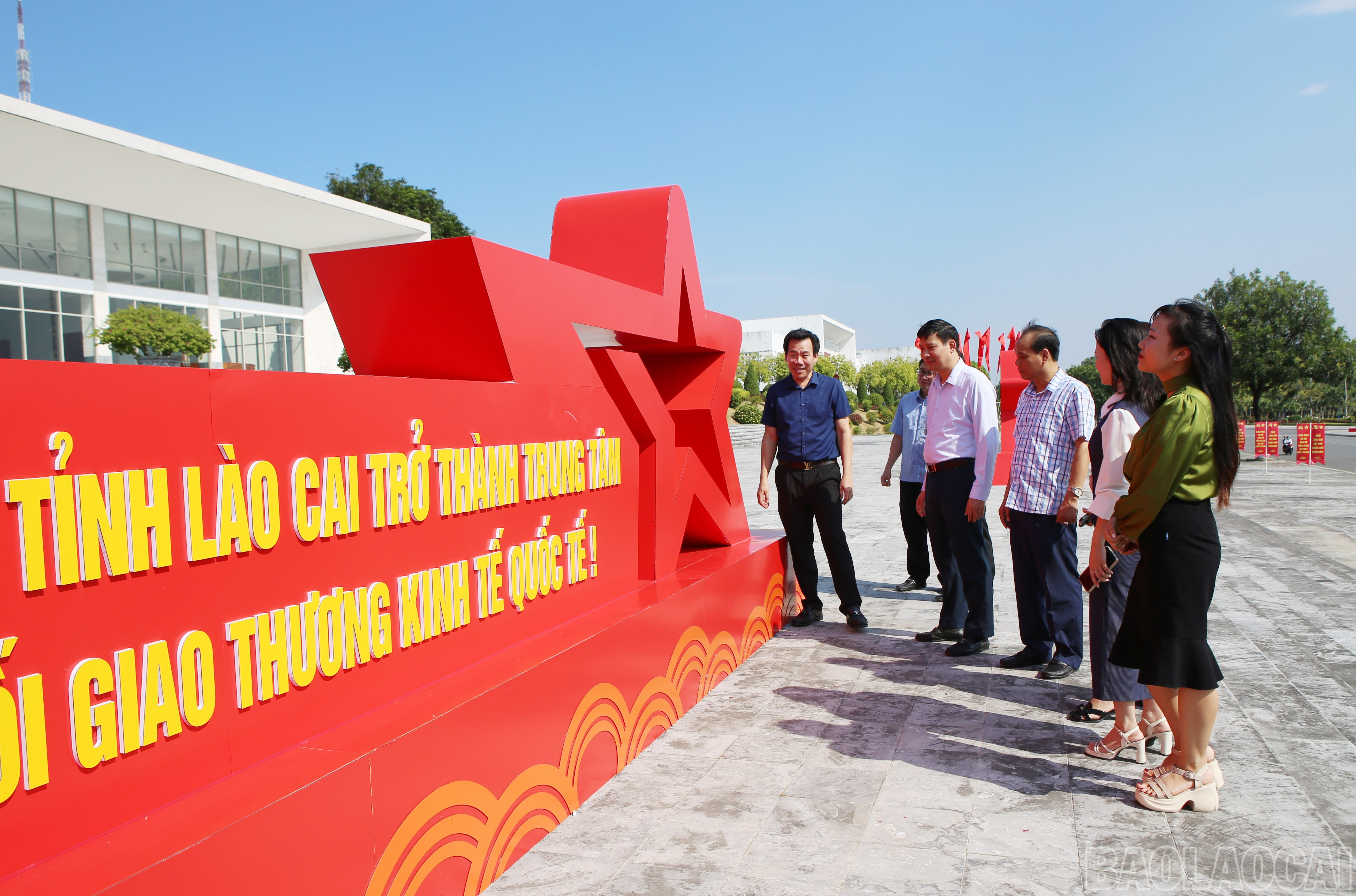Hệ thống pa nô, khẩu hiệu, tuyên truyền trực quan được các sở, ngành có liên quan và địa phương chú trọng triển khai. baolaocai-br_2-4622.jpg