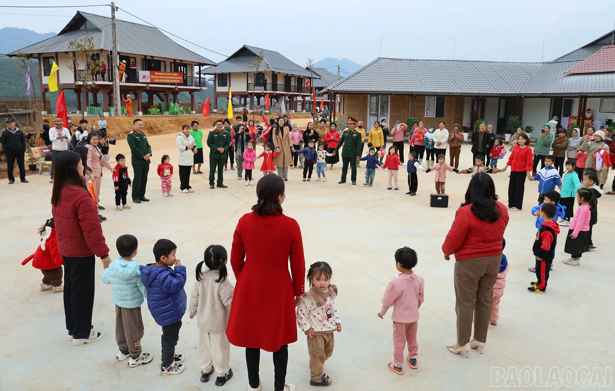 baolaocai-br_hoc-sinh-lang-nu-o-ngoi-truong-moi.jpg