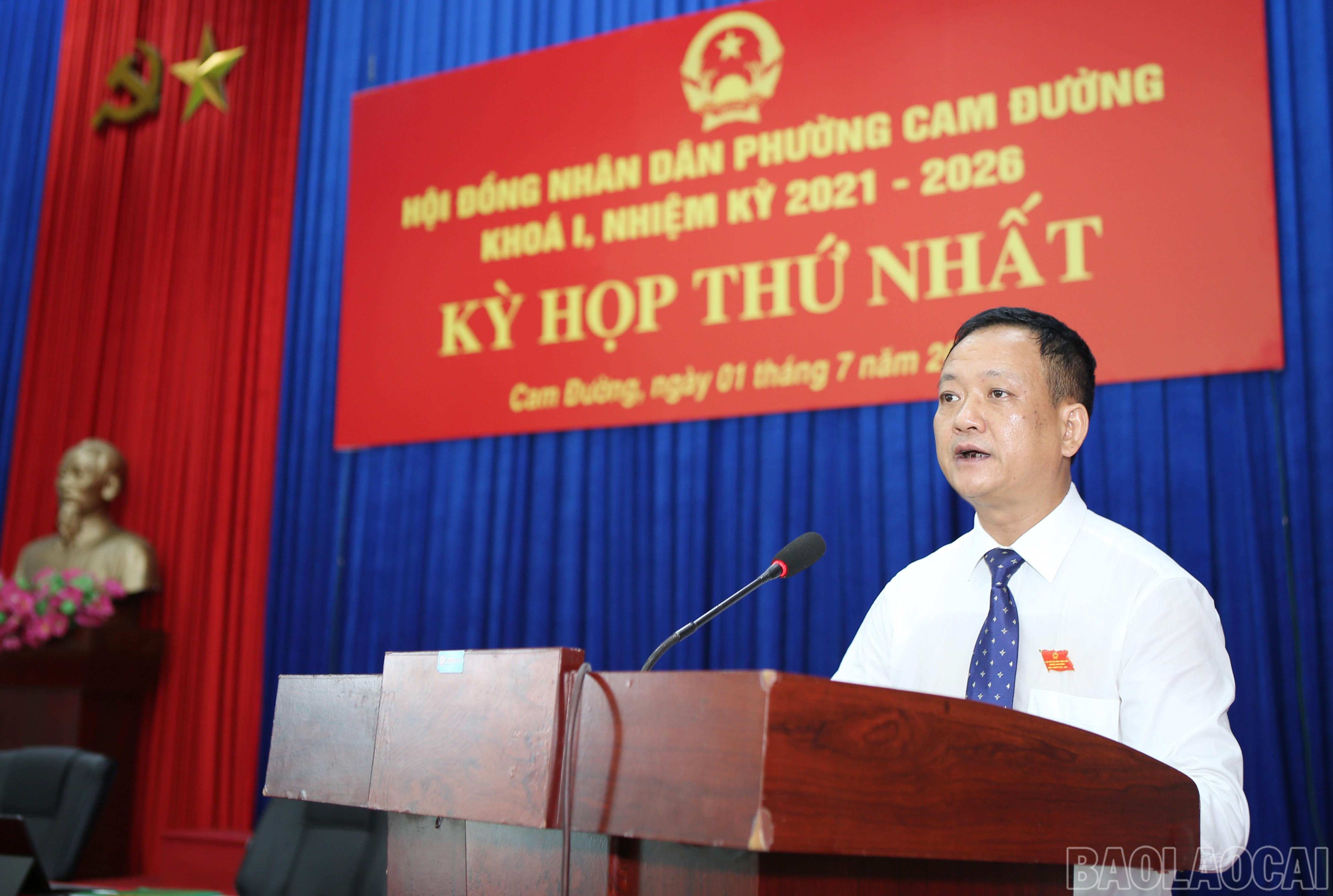 Bí thư Đảng ủy, Chủ tịch HĐND phường Vũ Hùng Dũng phát biểu tại kỳ họp. baolaocai-br_cd-5.jpg