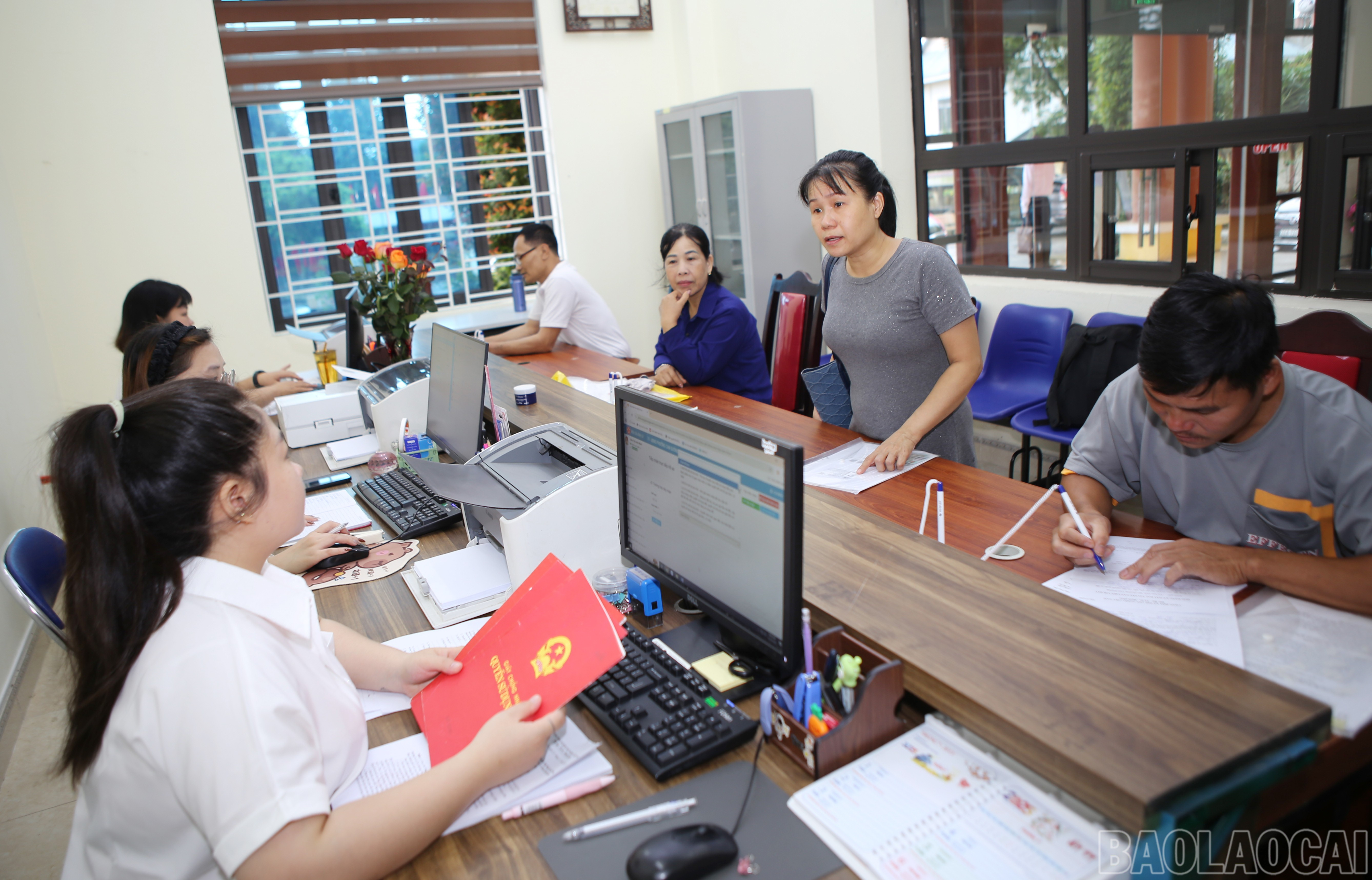 Đội ngũ cán bộ, công chức tại Trung tâm Phục vụ hành chính công các xã, phường luôn lắng nghe chia sẻ của người dân để tháo gỡ những khó khăn trong quá trình đi vào hoạt động. baolaocai-br_6.jpg