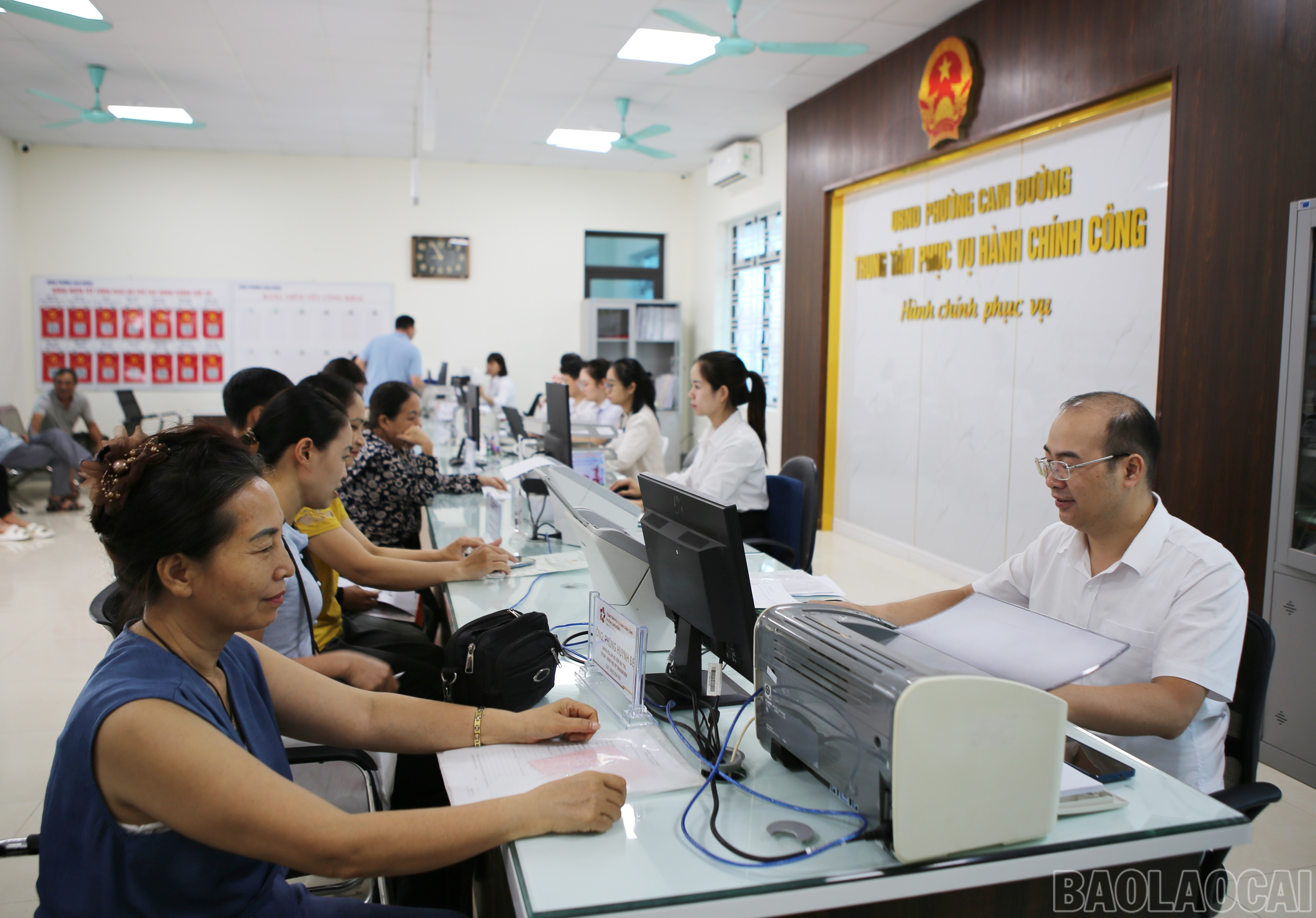 Người dân đến giải quyết thủ tục hành chính tại Trung tâm Phục vụ hành chính công phường Cam Đường. baolaocai-br_1.jpg