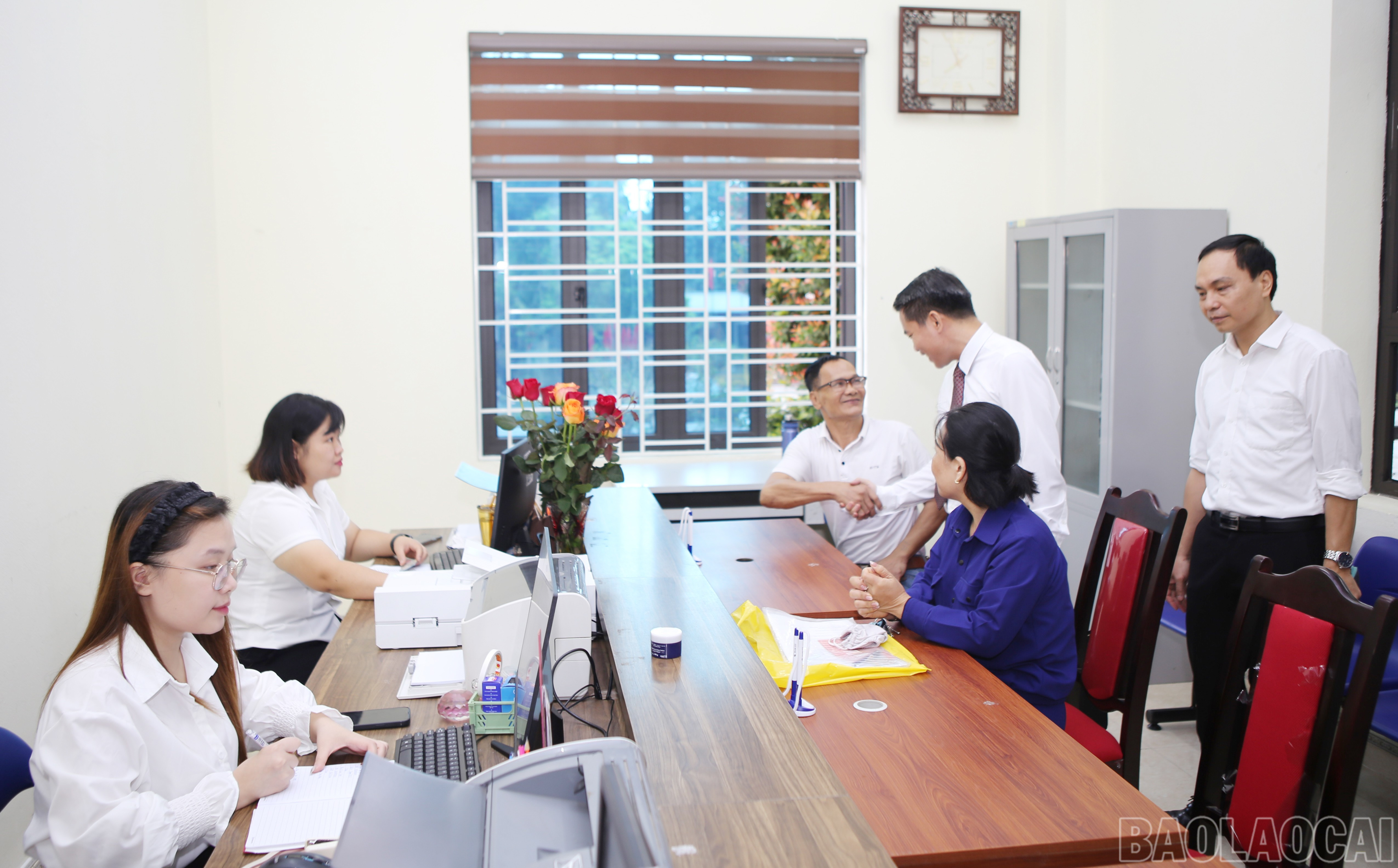 Lãnh đạo phường Cam Đường thăm hỏi, nắm tâm tư, nguyện vọng của người dân. baolaocai-br_2.jpg