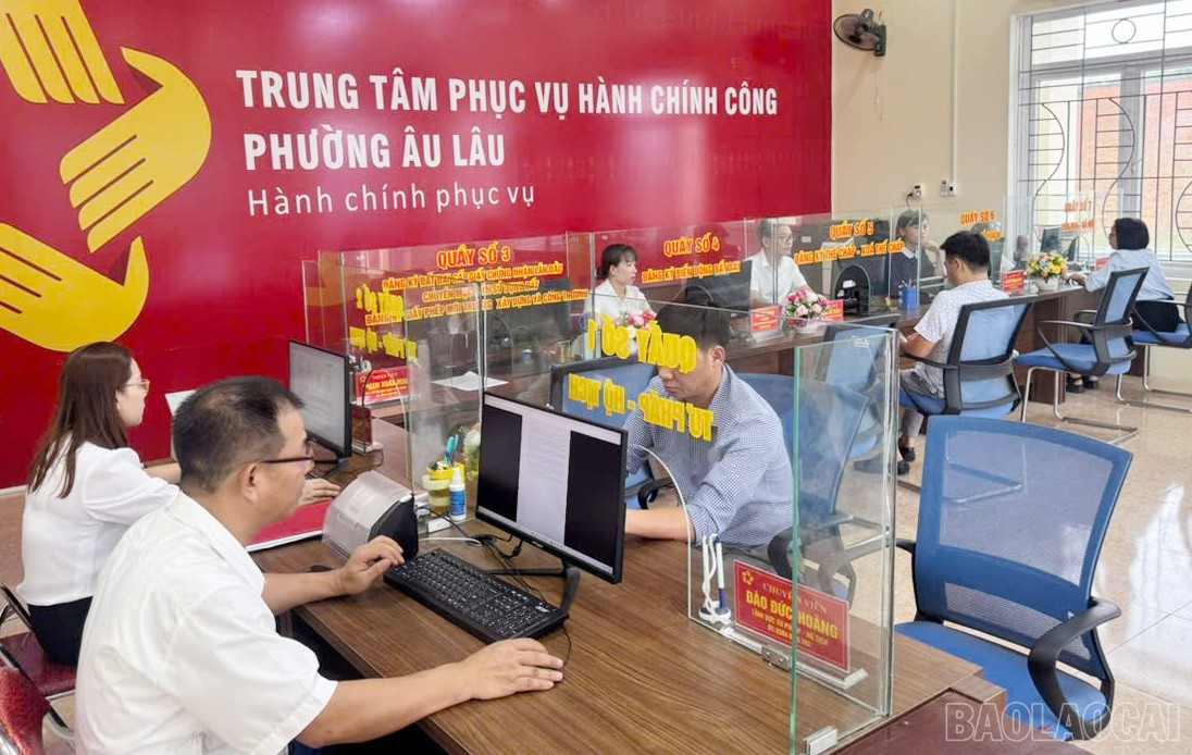 Giải quyết thủ tục hành chính cho người dân tại Trung tâm Phục vụ hành chính công phường Âu Lâu. baolaocai-br_5.jpg