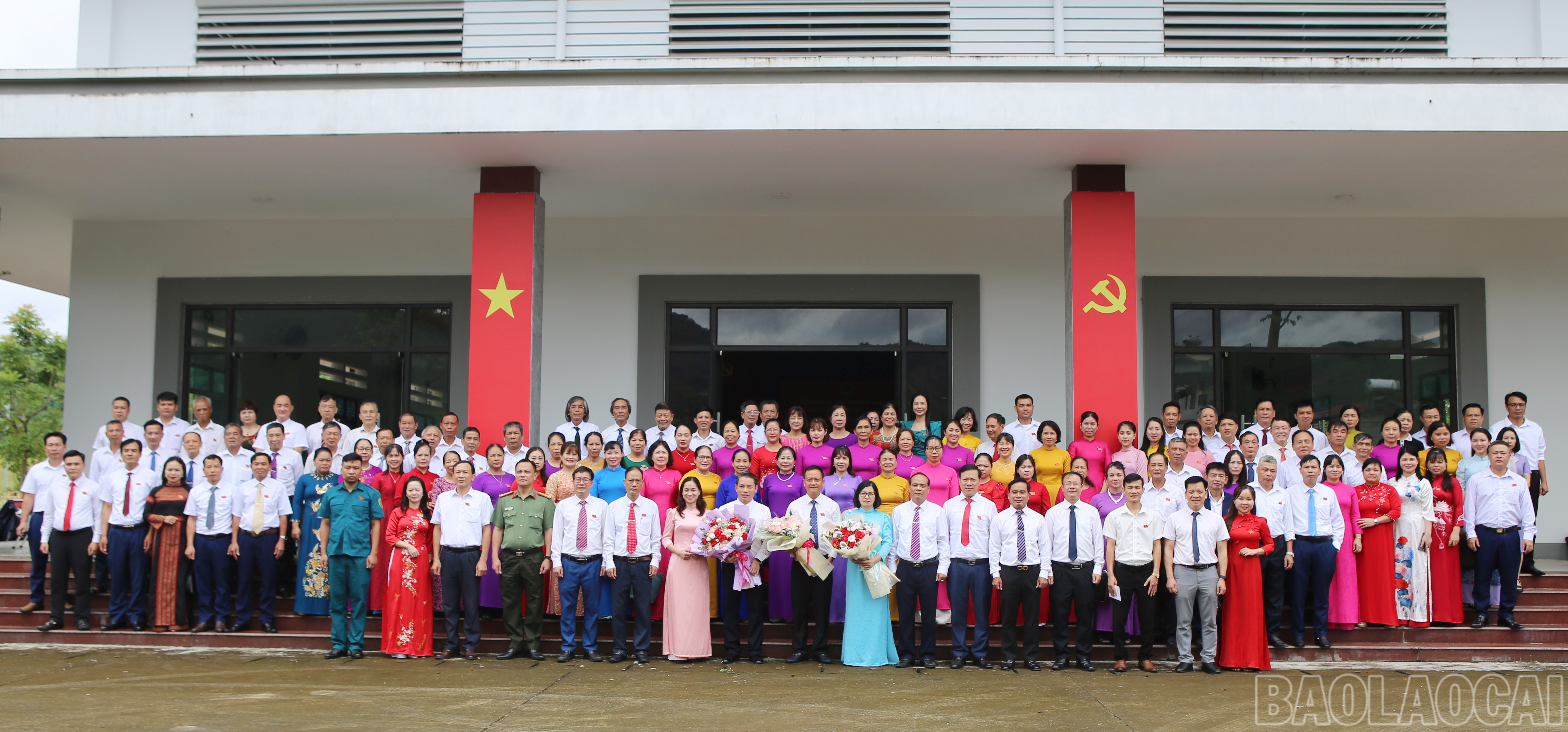 Chụp ảnh lưu niệm HĐND phường Cam Đường khóa I. baolaocai-br_cd-6.jpg