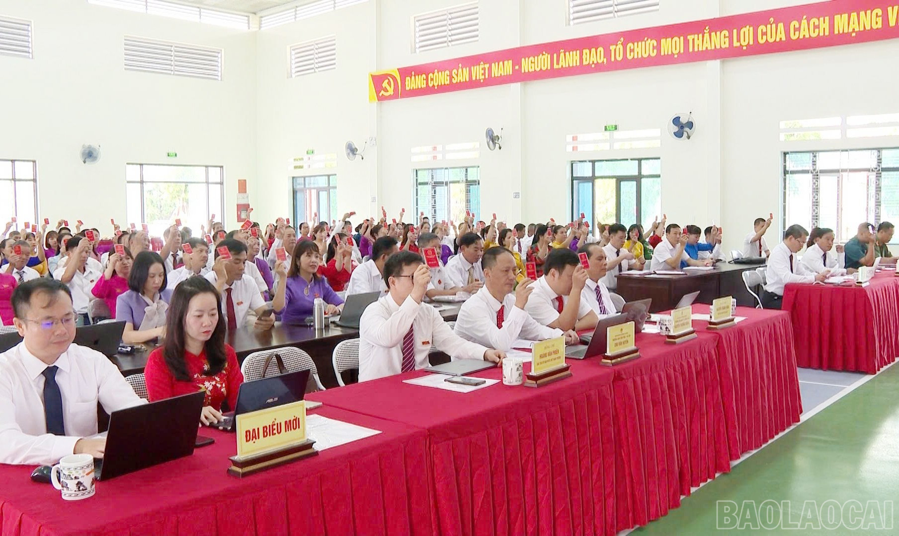 Các đại biểu thông qua Nghị quyết. baolaocai-br_cd-4.jpg
