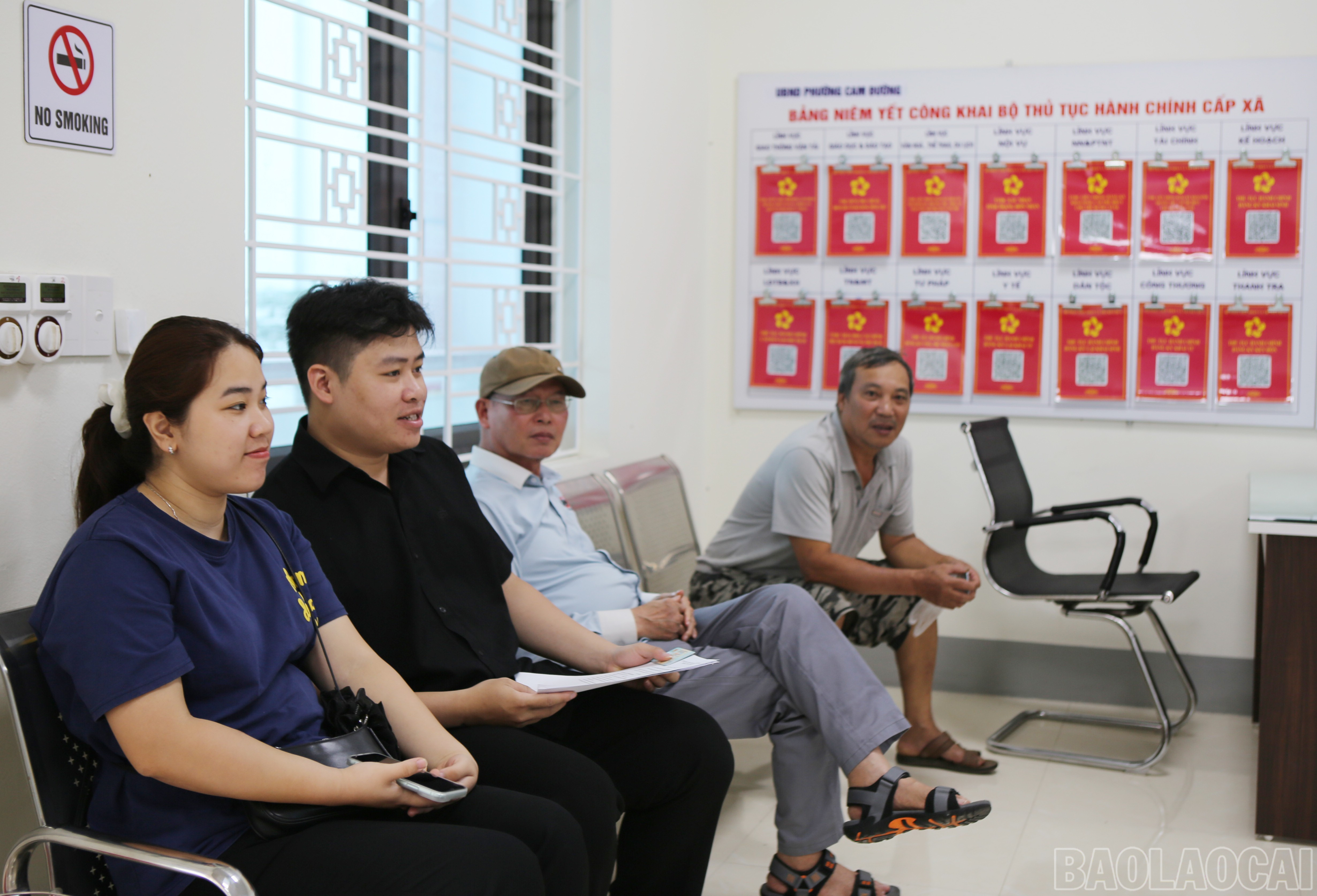 Trung tâm Phục vụ hành chính công phường Cam Đường bố trí chỗ ngồi chờ và niêm yết công khai thủ tục hành chính để người dân tra cứu. baolaocai-br_3.jpg