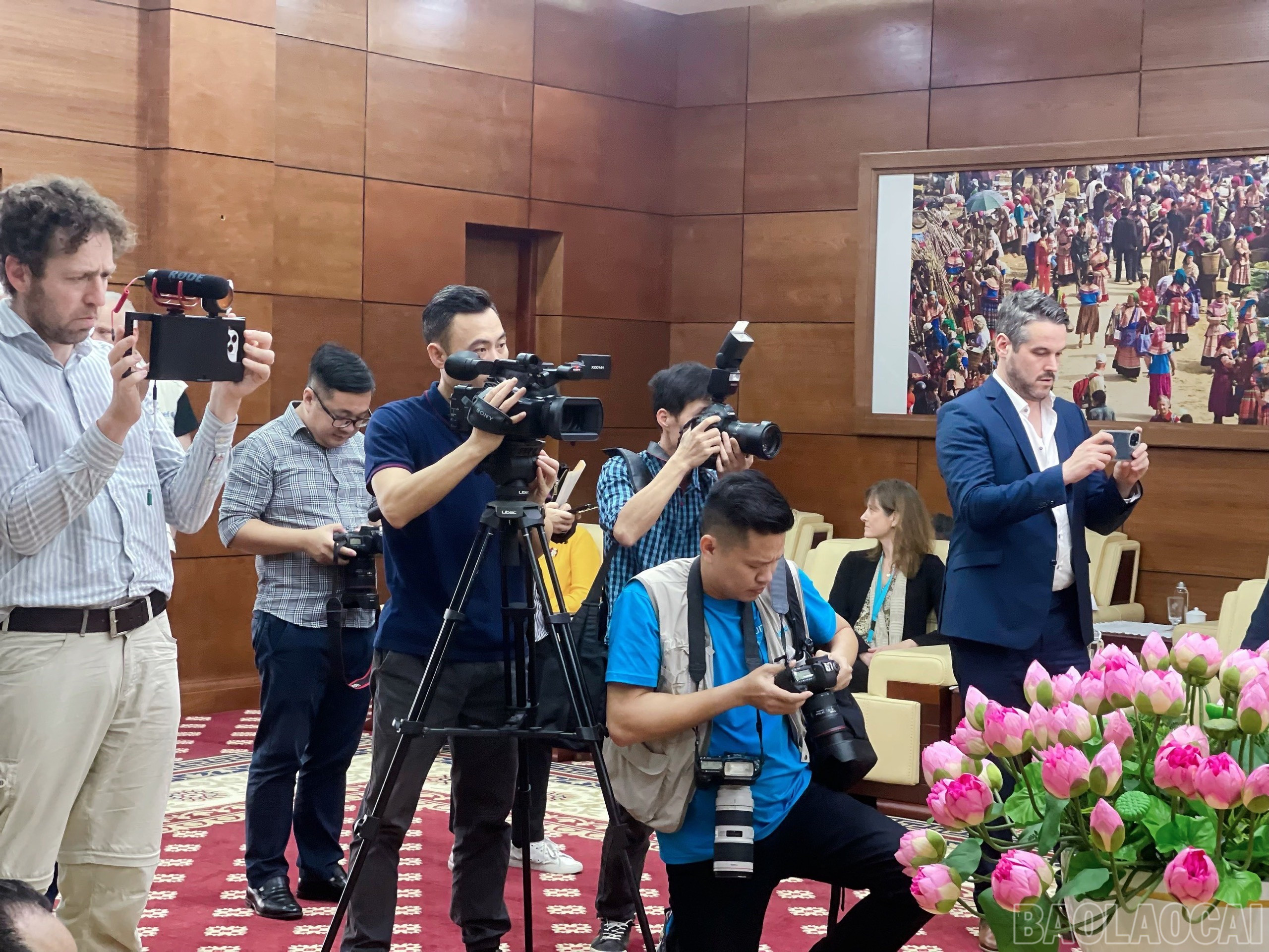 Phóng viên nước ngoài và các cơ quan thông tấn, báo chí trung ương, địa phương tác nghiệp trong một sự kiện diễn ra tại tỉnh Lào Cai. baolaocai-br_38d867e1691db843e10c-663.jpg