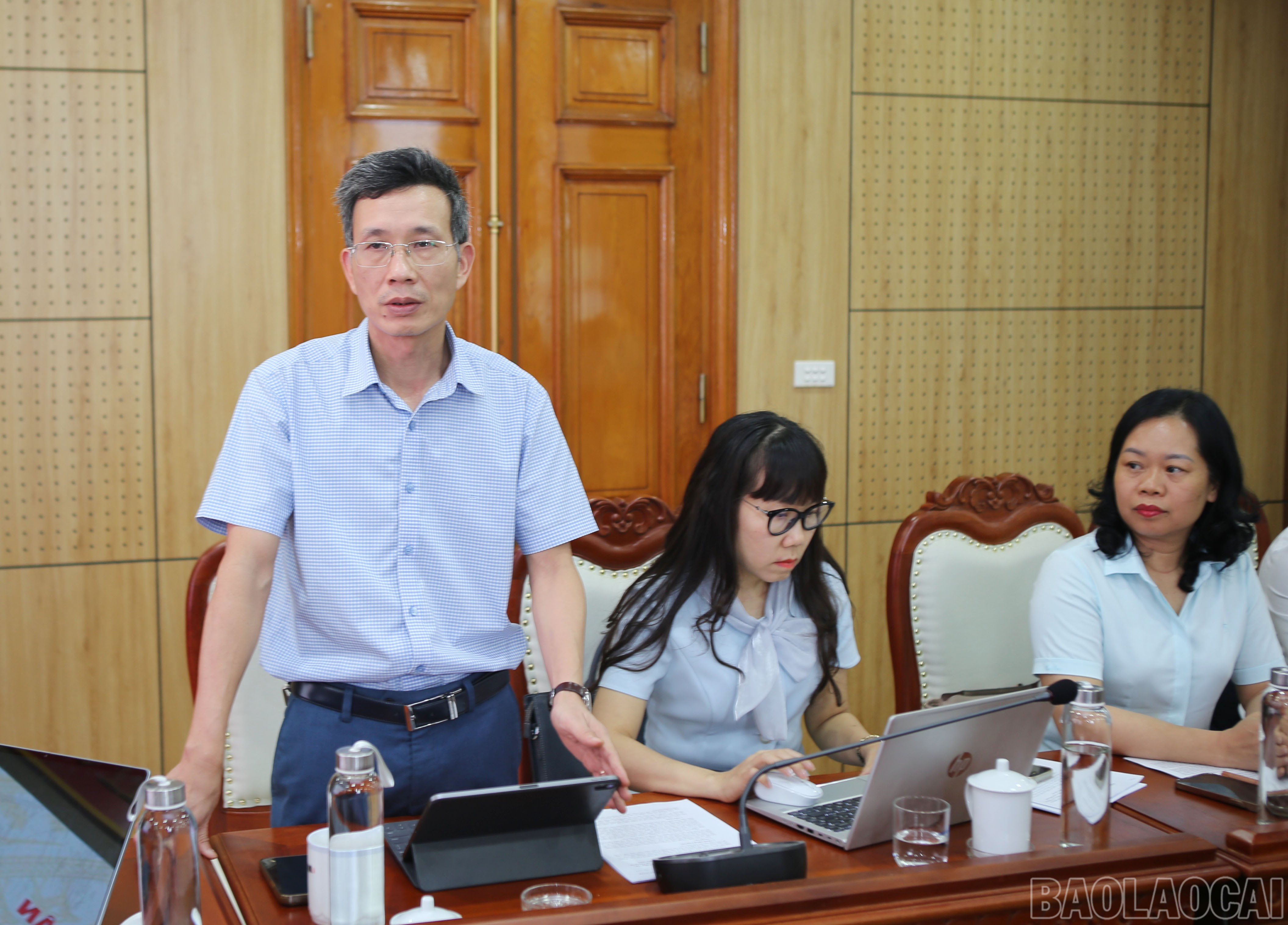 Lãnh đạo Báo Lào Cai phát biểu ý kiến. baolaocai-br_9.jpg