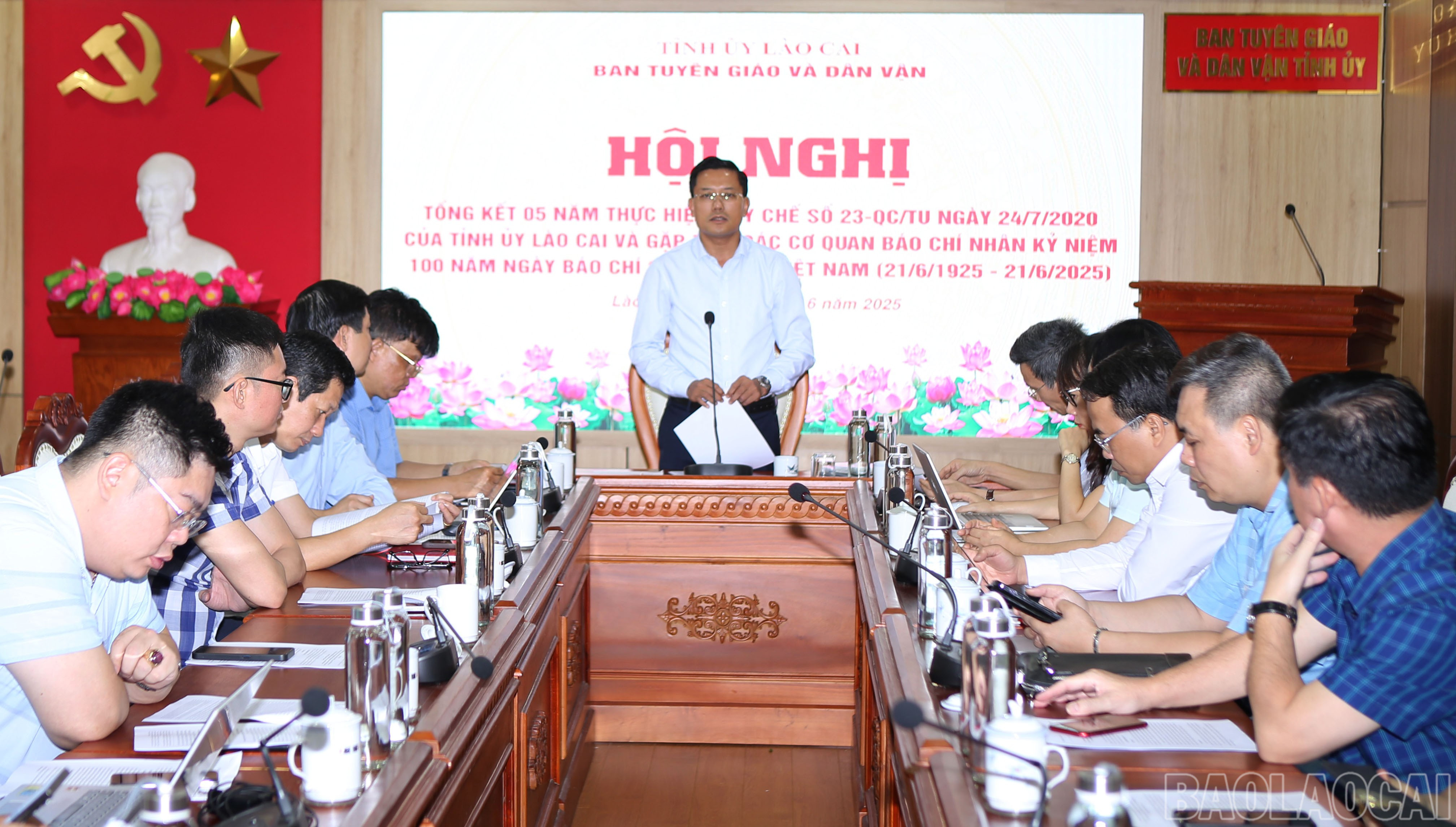 Đồng chí Phùng Nam Trung, Phó Trưởng Ban Tuyên giáo và Dân vận Tỉnh ủy phát biểu tại hội nghị. baolaocai-br_4.jpg