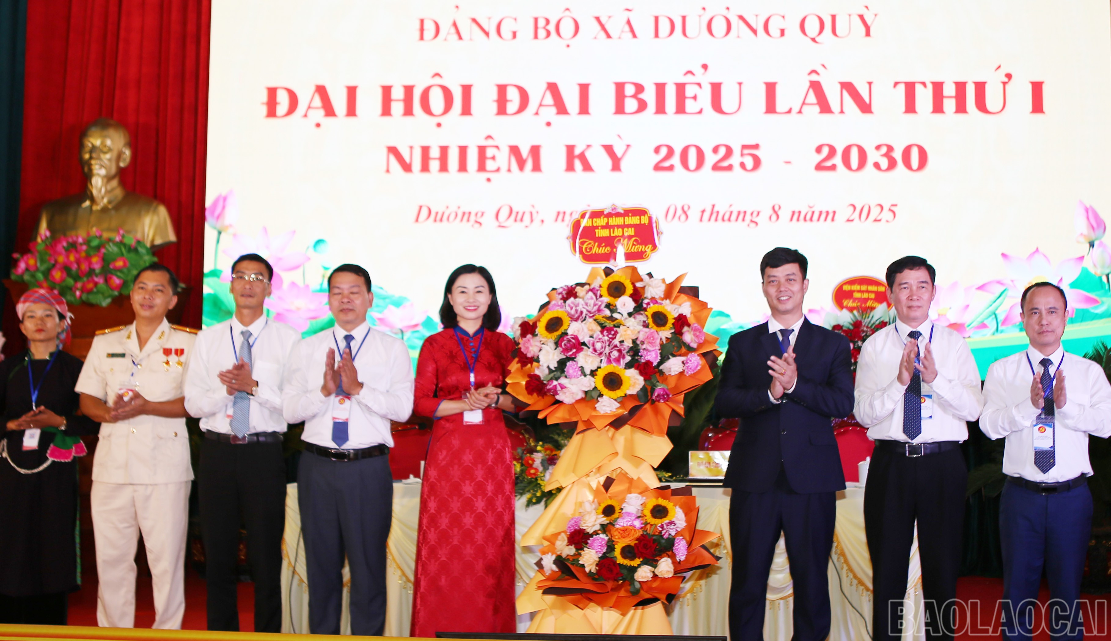 Tặng hoa chúc mừng đại hội. baolaocai-br_3-9895.jpg