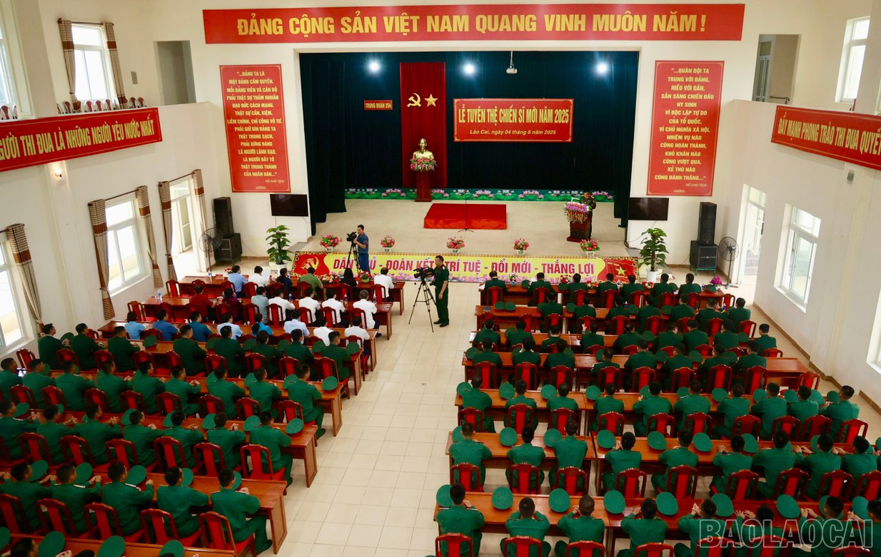 Toàn cảnh Lễ tuyên thệ. baolaocai-br_1.jpg