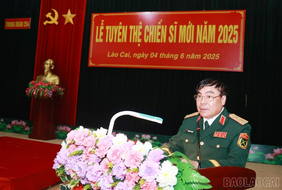 Trung tướng Phạm Đức Duyên, Chính ủy Quân khu 2 phát biểu tại buổi lễ. baolaocai-br_5.jpg