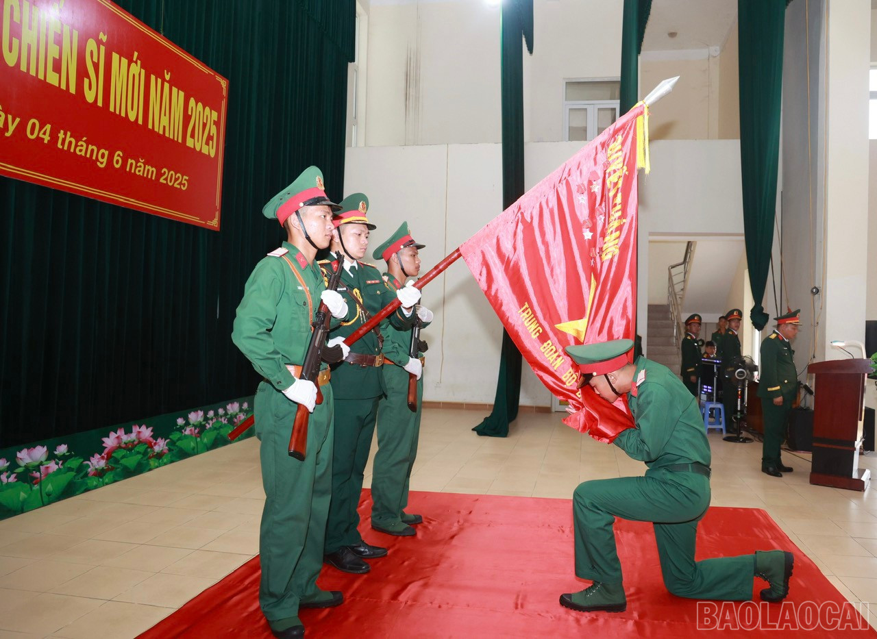 Chiến sĩ mới tuyên thệ trước quân kỳ quyết thắng. baolaocai-br_3.jpg