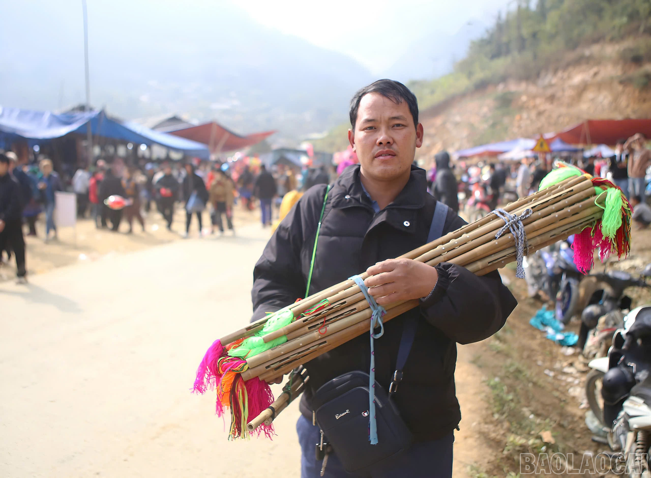 Chợ phiên Cán Cấu từ lâu đã trở thành điểm hội tụ văn hóa độc đáo của đồng bào các dân tộc thiểu số vùng cao. Nơi đây không chỉ diễn ra hoạt động giao thương mà còn lưu giữ những giá trị văn hóa truyền thống. baolaocai-br_z6262651475801-ead3eaf71c4c7926792402812907b00b.jpg