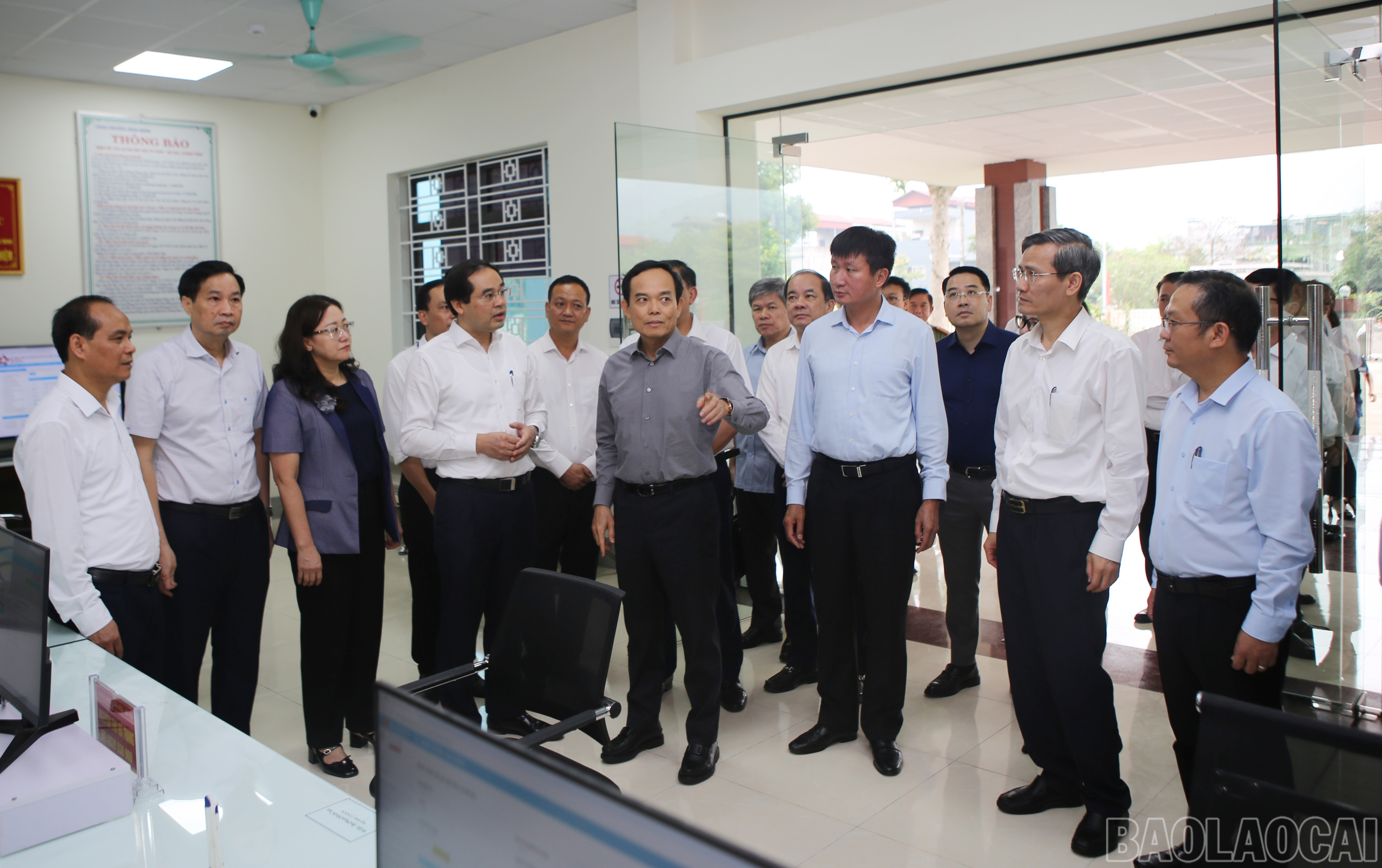Trưởng ban Chính sách, Chiến lược Trung ương Trần Lưu Quang khảo sát Trung tâm Phục vụ hành chính công phường Cam Đường. baolaocai-br_6.jpg