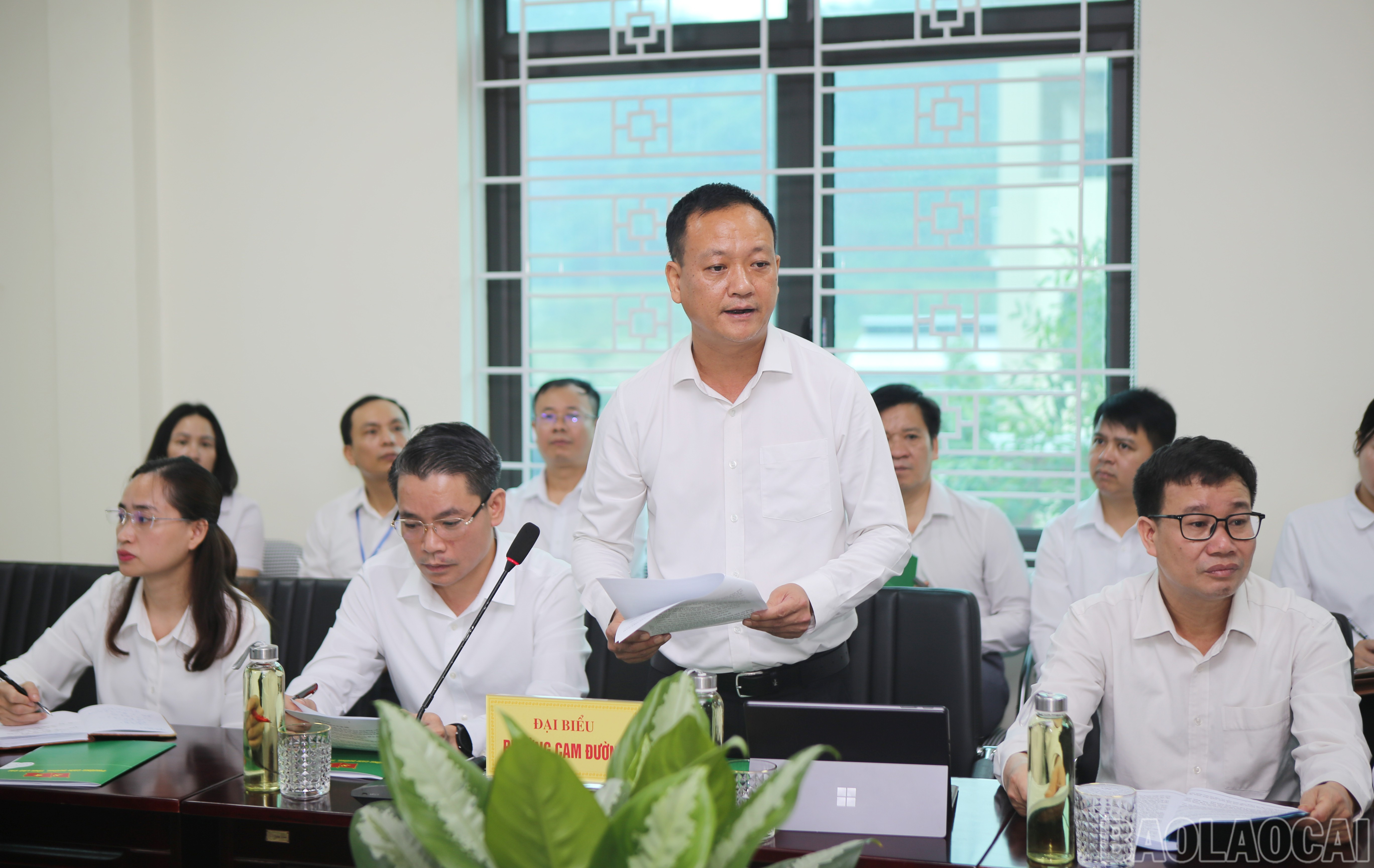 Đồng chí Vũ Hùng Dũng báo cáo kết quả chuẩn bị vận hành phường Cam Đường mới. baolaocai-br_2.jpg
