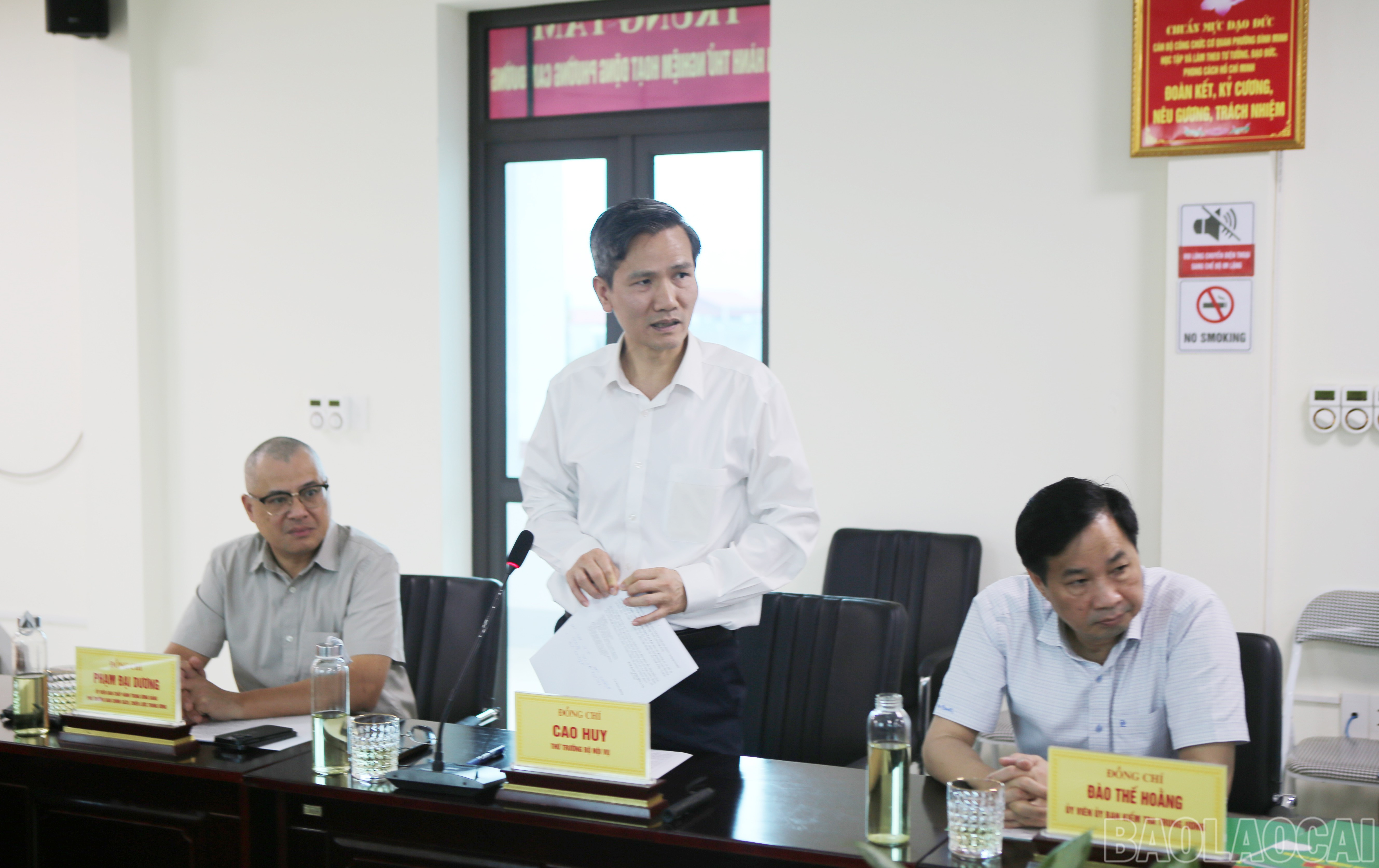 Thứ trưởng Bộ Nội vụ Cao Huy đặt vấn đề liên quan đến giải quyết thủ tục hành chính. baolaocai-br_3.jpg