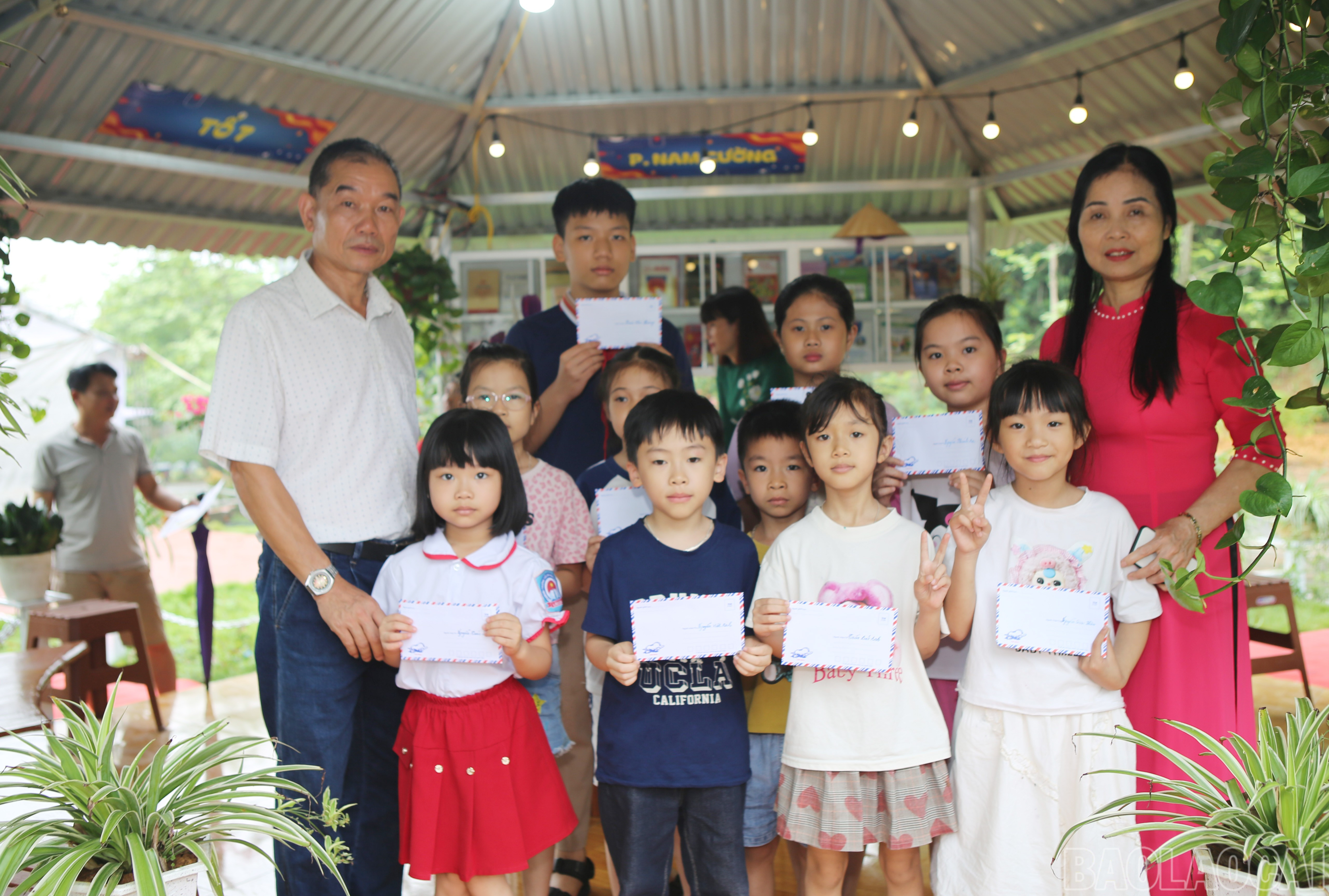 Dịp này, Chi bộ tổ dân phố số 7 tặng quà cho học sinh sinh sống tại tổ dân phố có thành tích xuất sắc trong năm học 2024 - 2025. baolaocai-br_3.jpg
