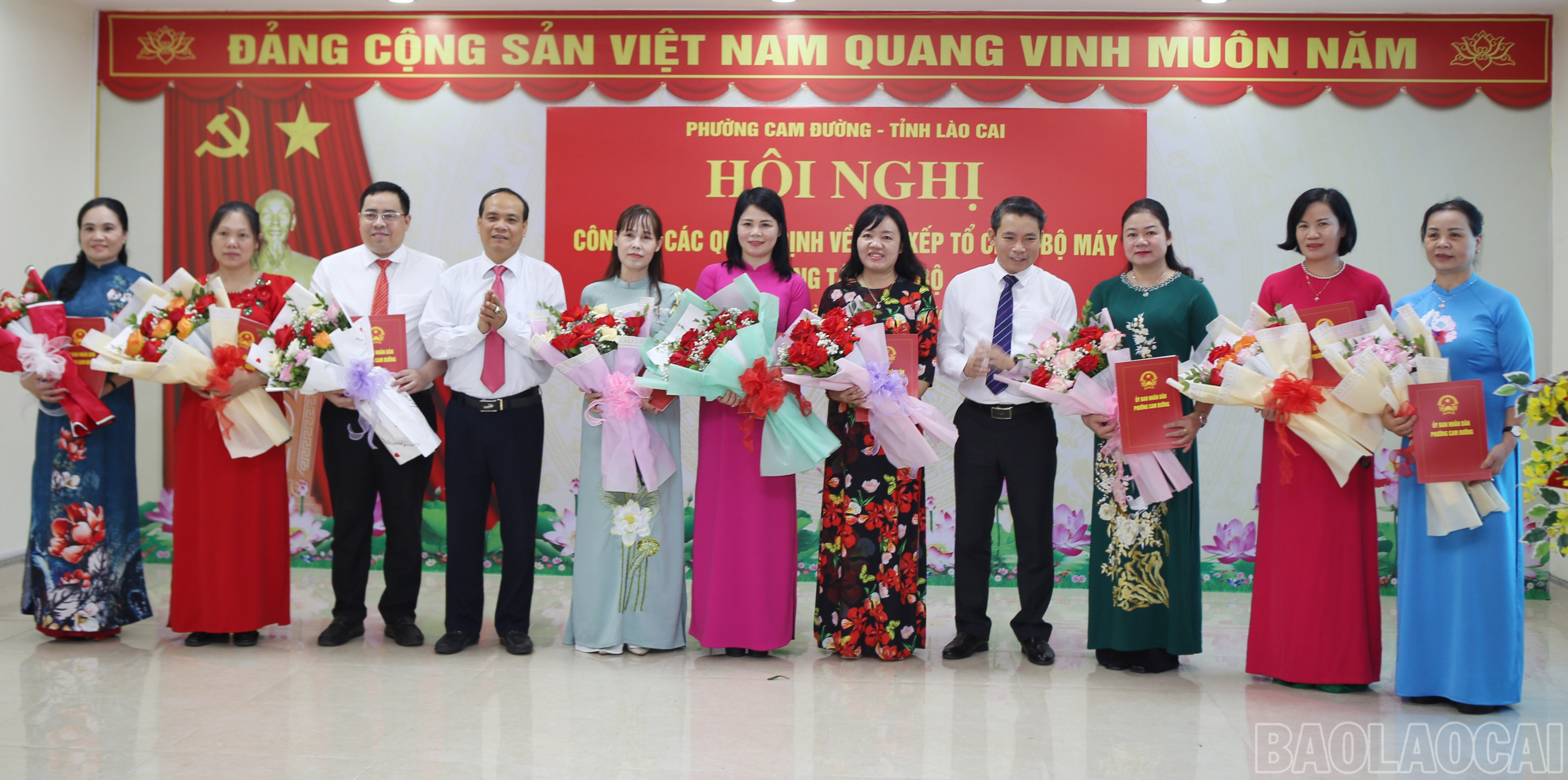 Trao quyết định tiếp nhận, bổ nhiệm cán bộ chủ chốt các đơn vị y tế, giáo dục trên địa bàn. baolaocai-br_2.jpg