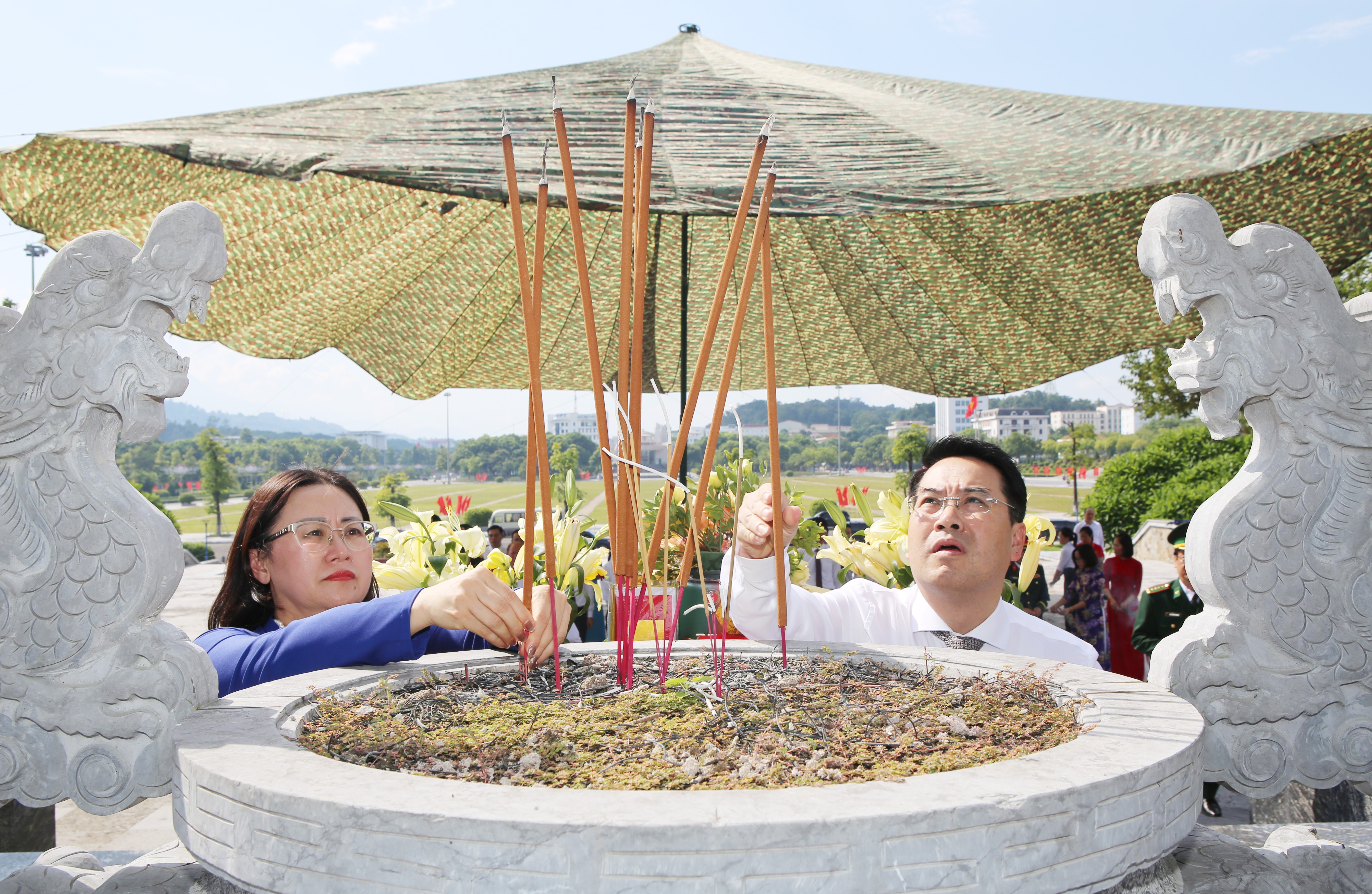 Các đồng chí Thường trực Tỉnh ủy dâng hương tưởng niệm các Anh hùng liệt sỹ. 14.jpg
