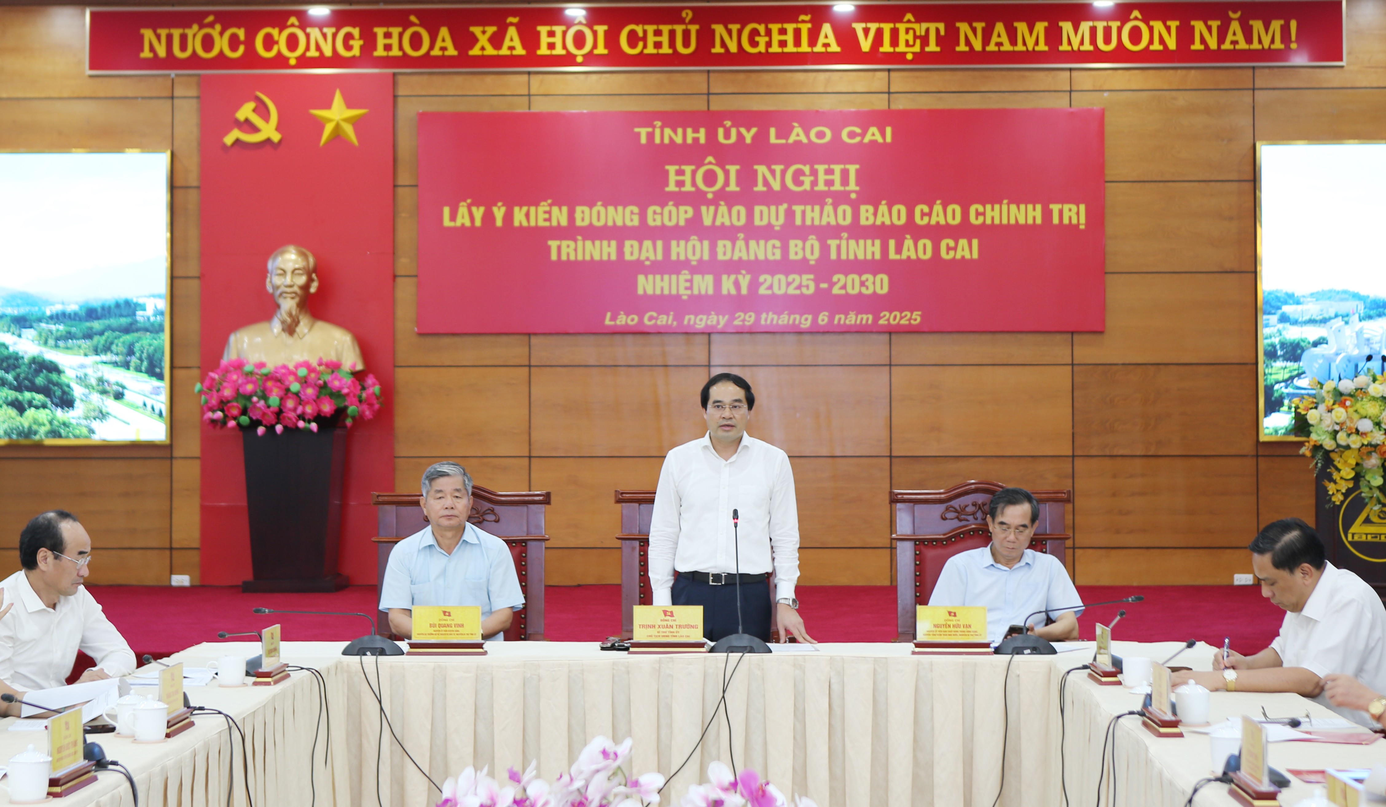 Đồng chí Trịnh Xuân Trường, Bí thư Tỉnh ủy, Chủ tịch UBND tỉnh phát biểu tại hội nghị. 4.jpg
