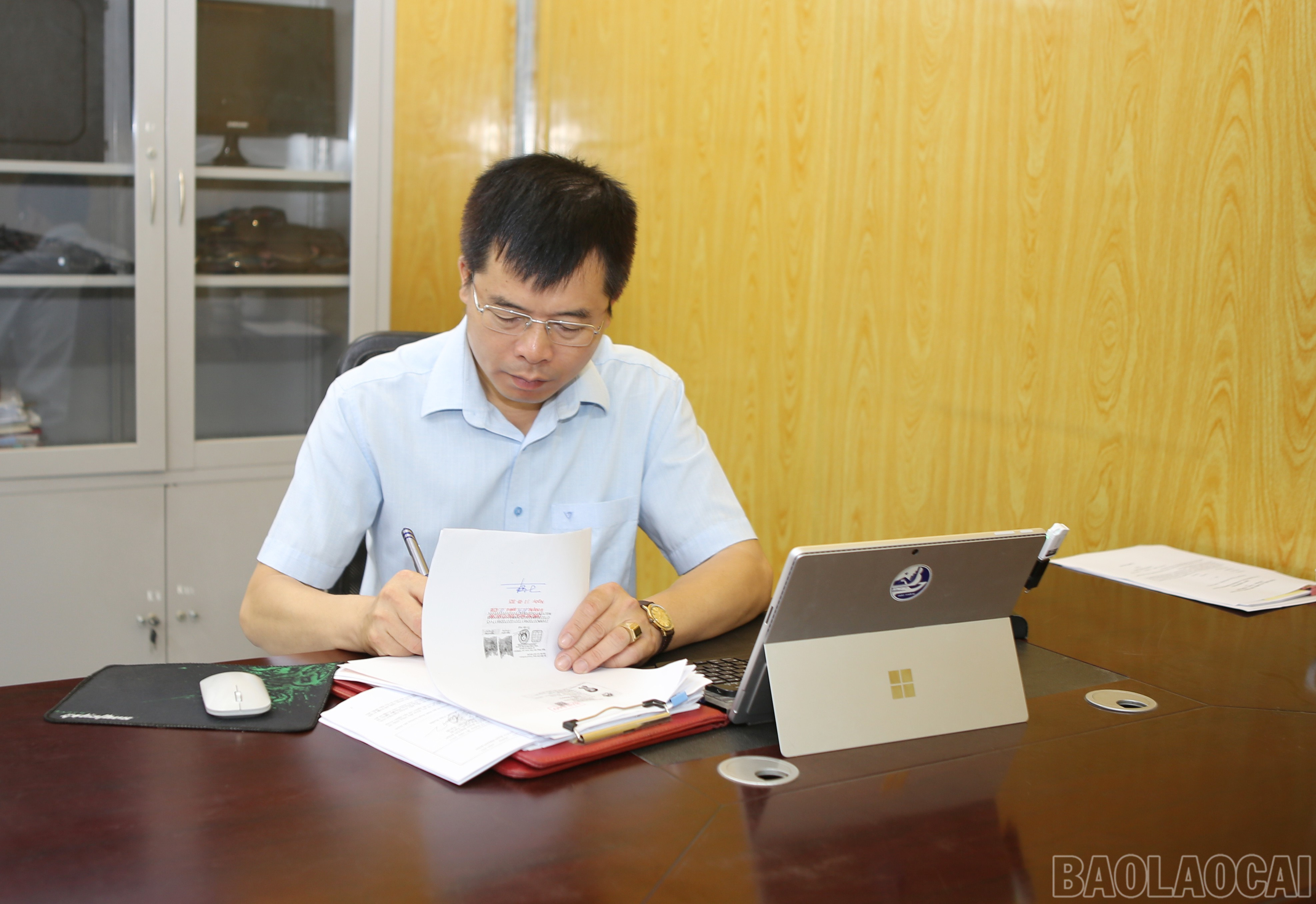 Phó Chủ tịch UBND xã Nguyễn Hữu Thanh ký hồ sơ, thủ tục hành chính của người dân. baolaocai-br_7.jpg