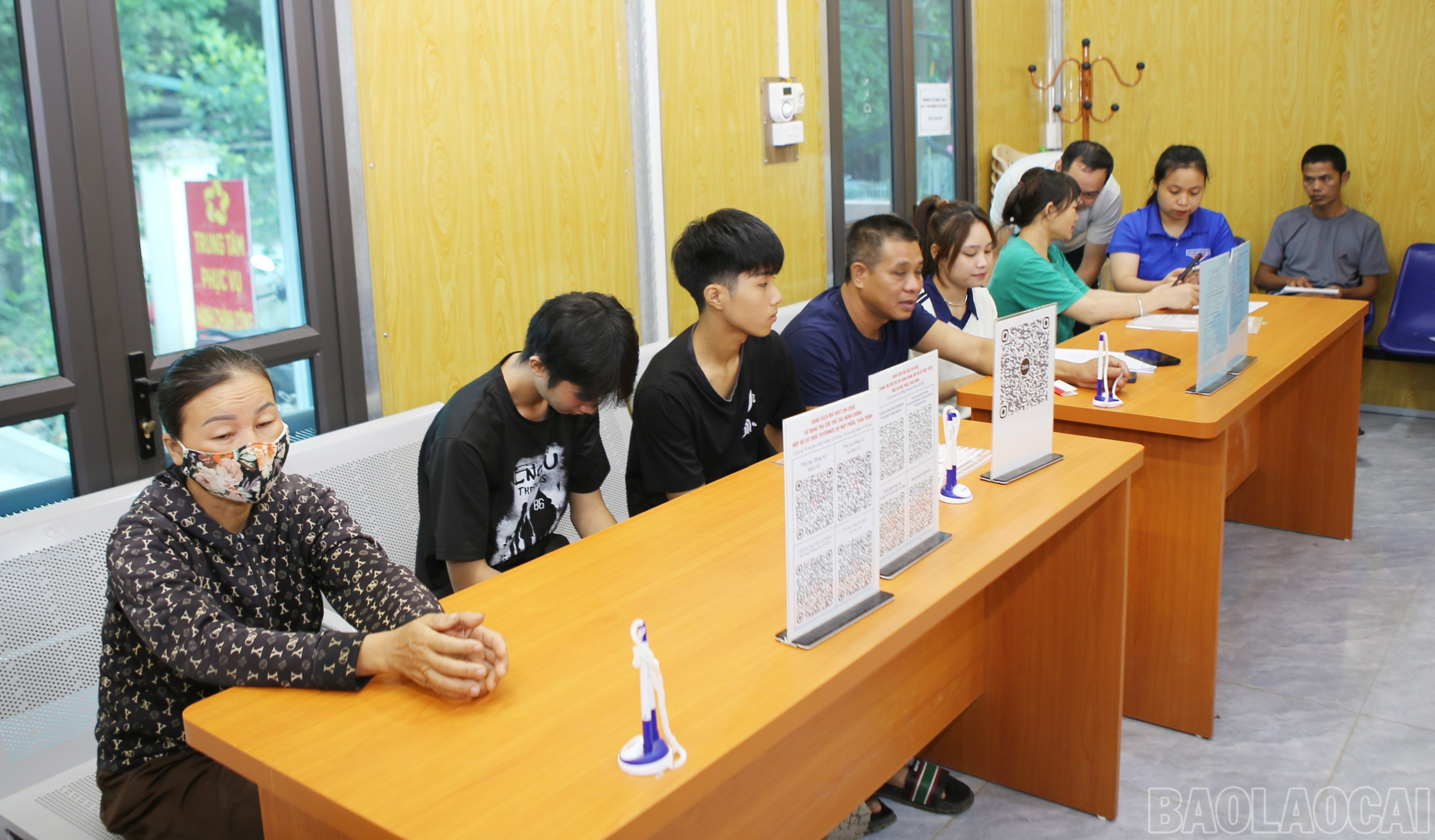 Người dân và học sinh đến Trung tâm Phục vụ hành chính công xã Gia Phú giải quyết thủ tục hành chính. baolaocai-br_3.jpg