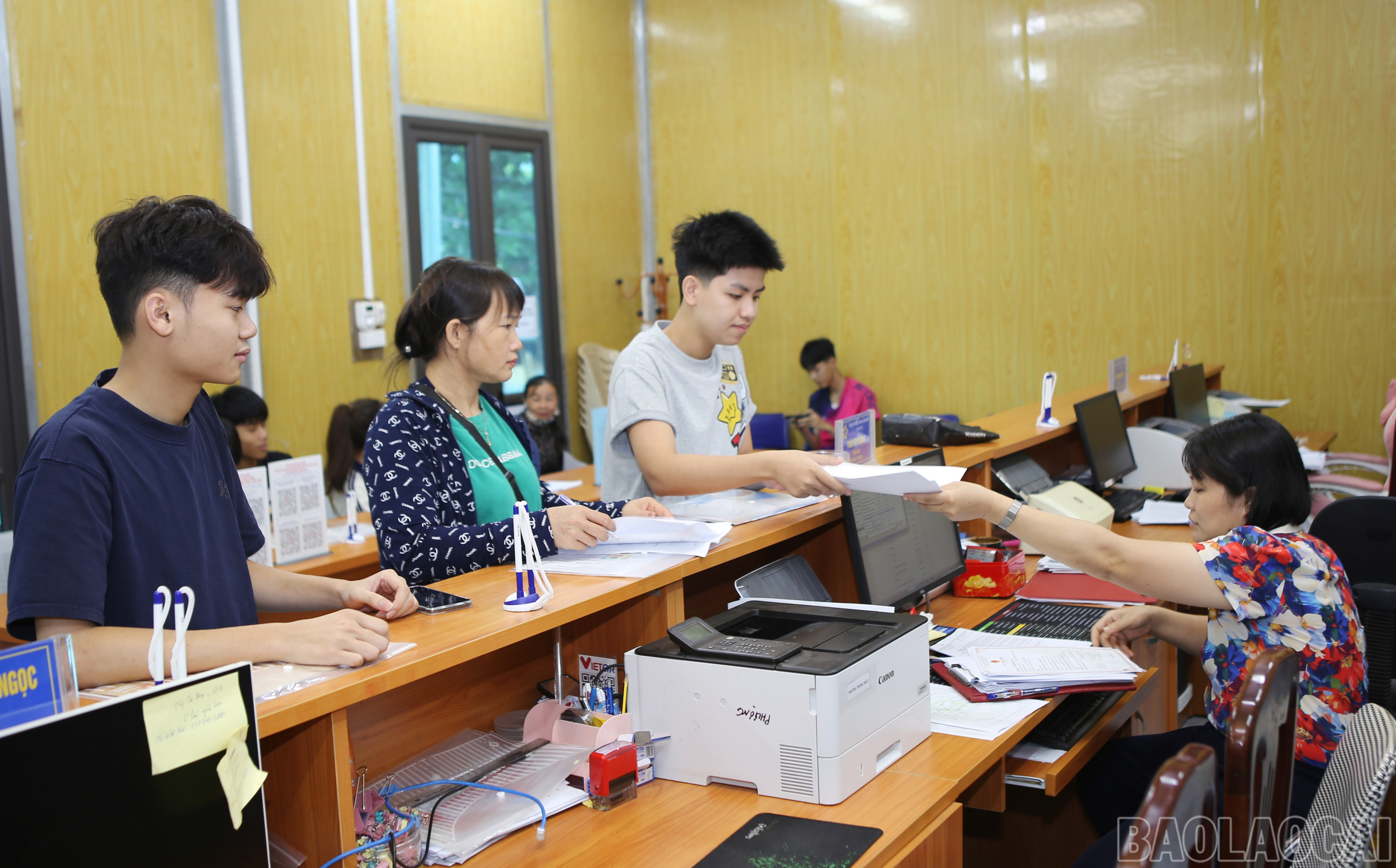 Nhiều học sinh trên địa bàn xã Gia Phú kịp thời hoàn thiện hồ sơ để nhập học. baolaocai-br_8.jpg