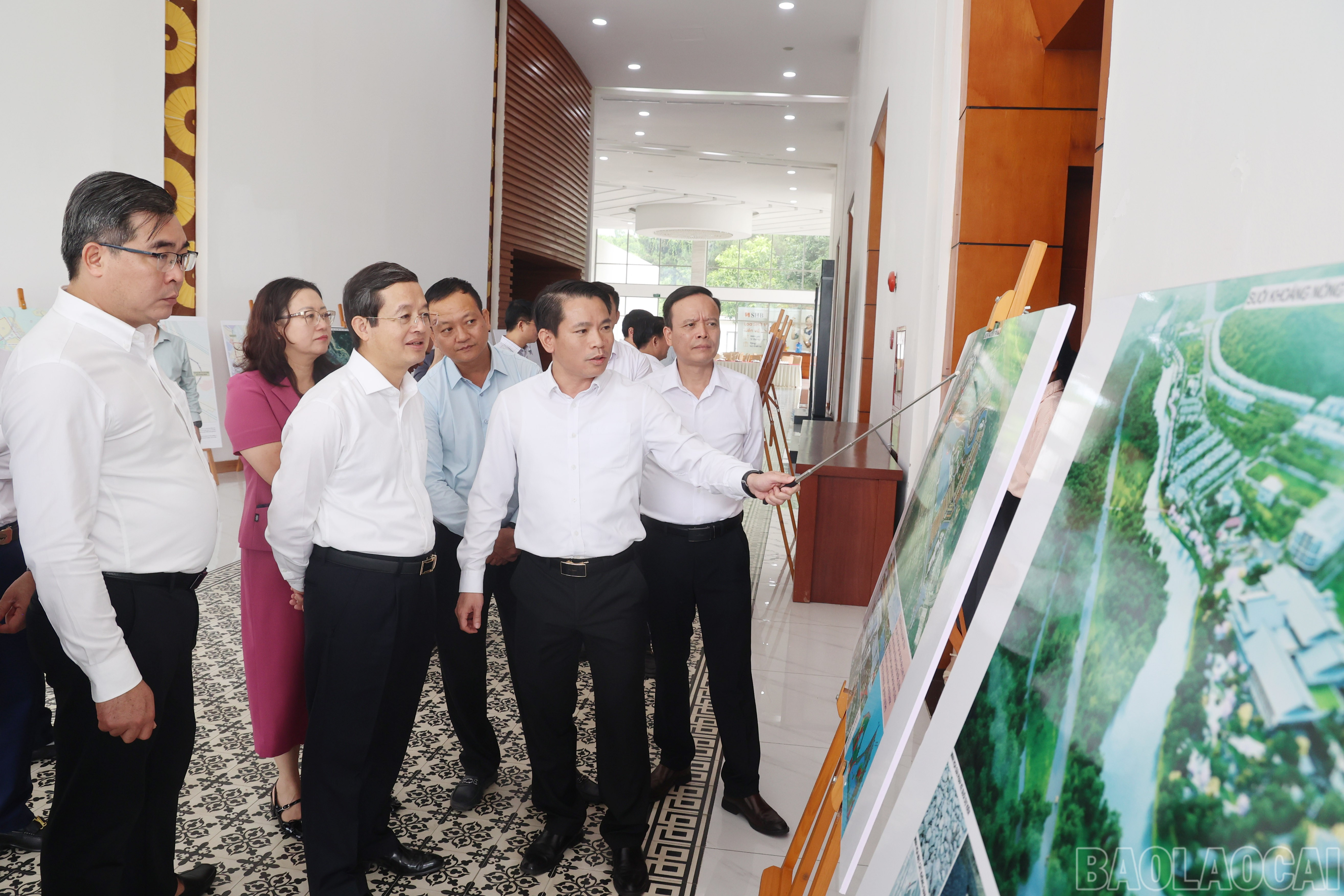 Chủ tịch UBND phường Cam Đường thông tin triển khai các dự án đô thị thông minh trên địa bàn. baolaocai-br_16.jpg