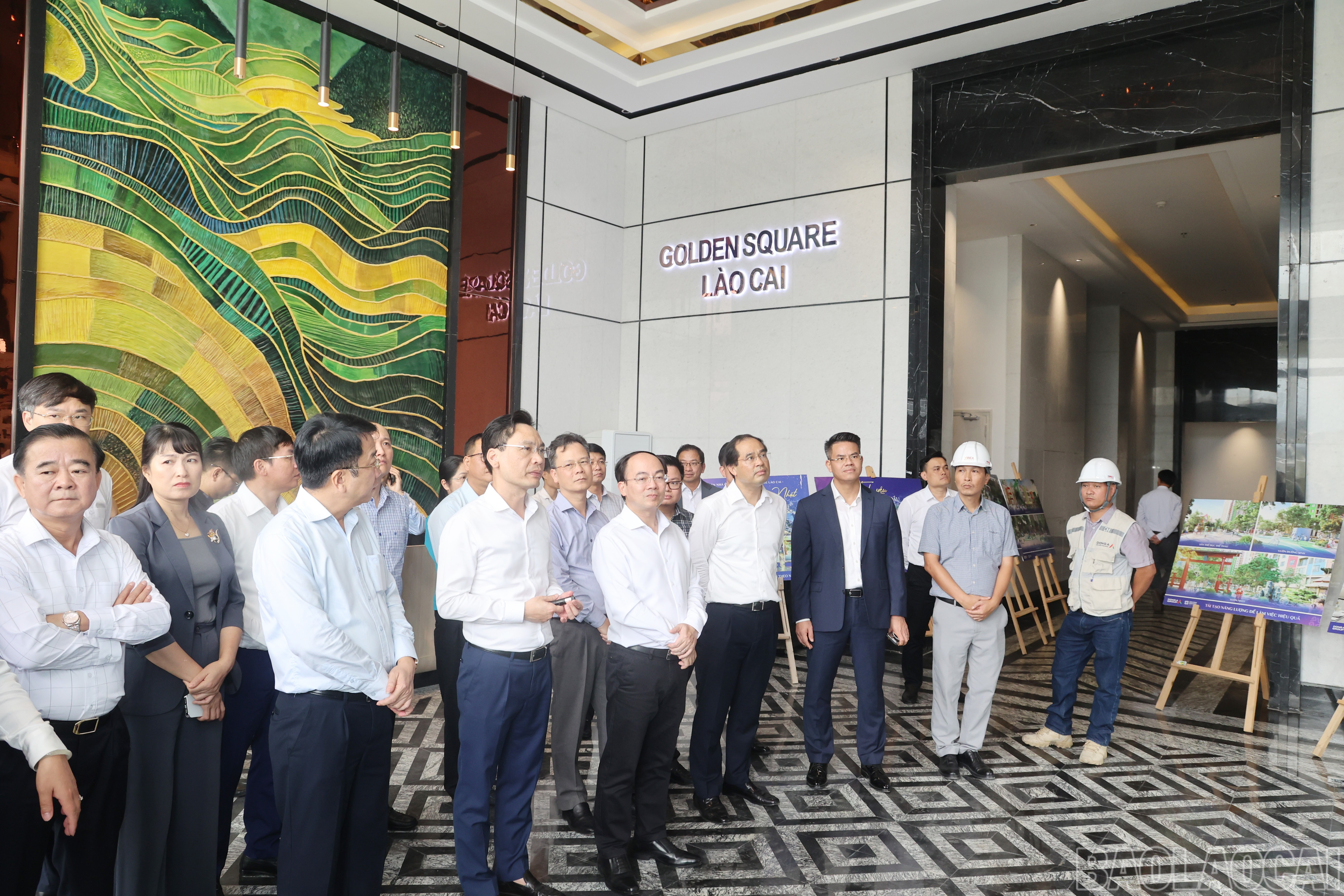 Lãnh đạo Sở Xây dựng chia sẻ kinh nghiệm triển khai dự án nhà ở xã hội Goldensquare Lào Cai tại phường Cam Đường. baolaocai-br_17.jpg