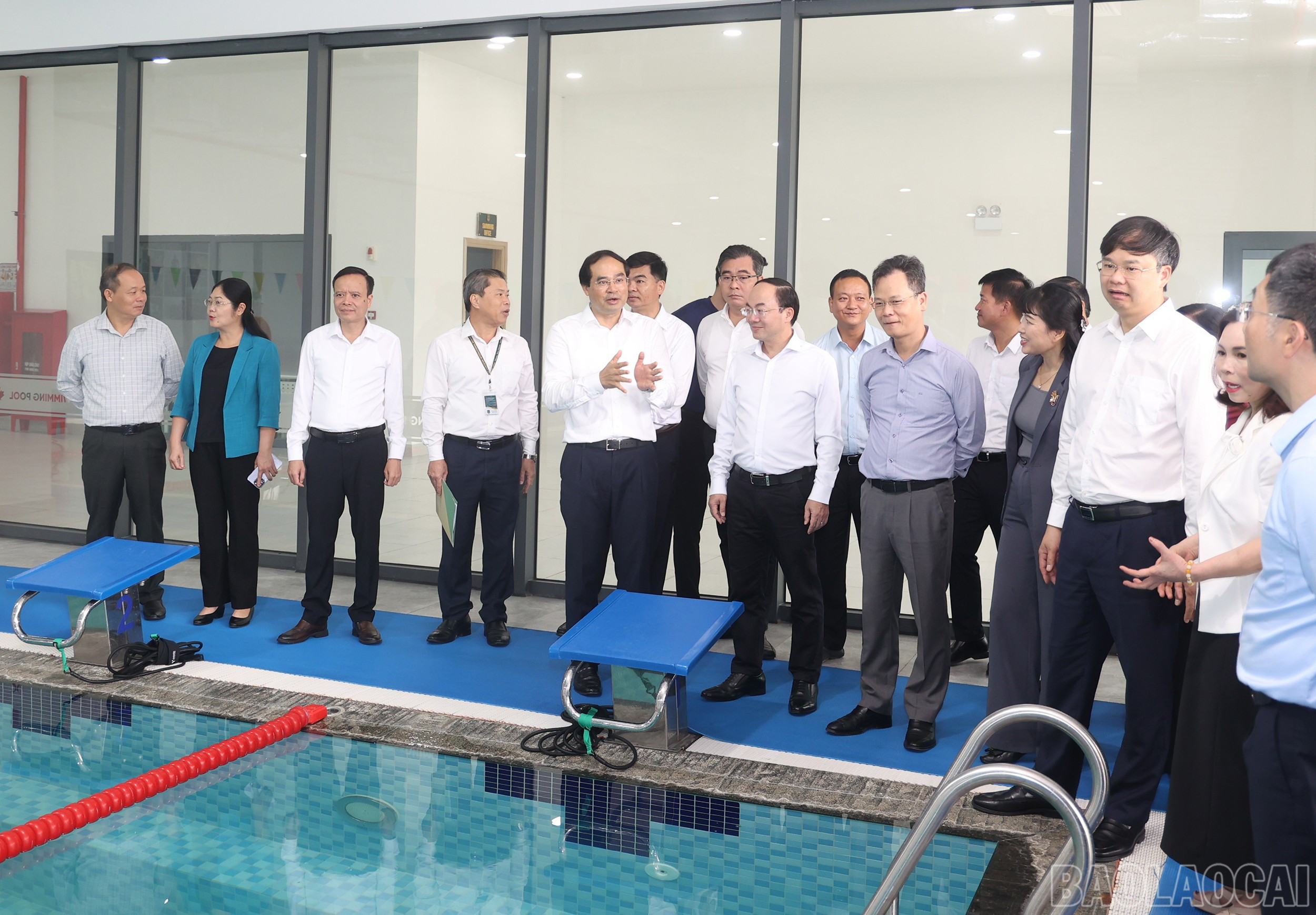 Đoàn công tác thăm hệ thống bể bơi đạt tiêu chuẩn quốc tế của Trường Quốc tế Canada. baolaocai-br_26.jpg