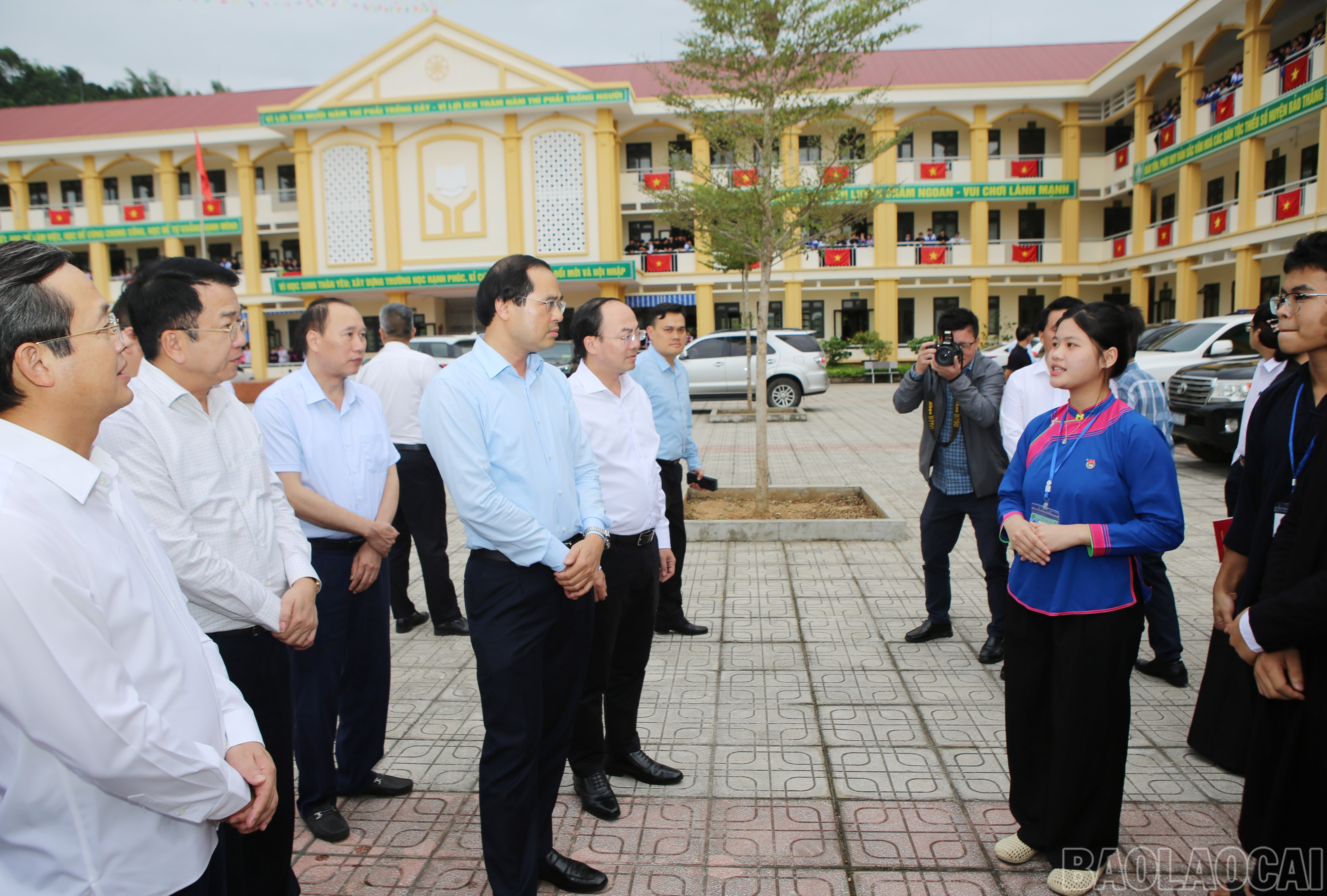 Học sinh Trường Phổ thông Dân tộc nội trú THCS và THPT Bảo Thắng giới thiệu về nhà trường với Đoàn công tác. baolaocai-br_1.jpg
