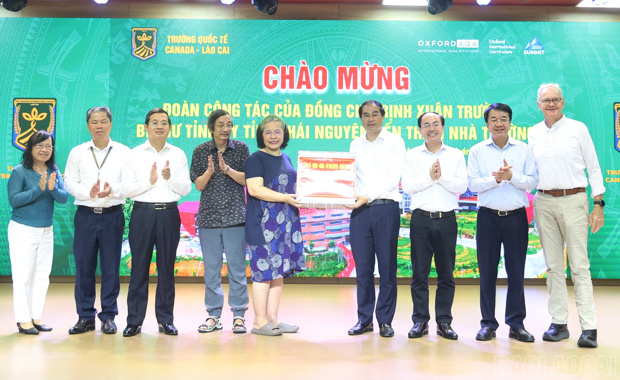 Đoàn công tác tỉnh Thái Nguyên tặng quà và ủng hộ quỹ học bổng các đơn vị trường học. baolaocai-br_25.jpg