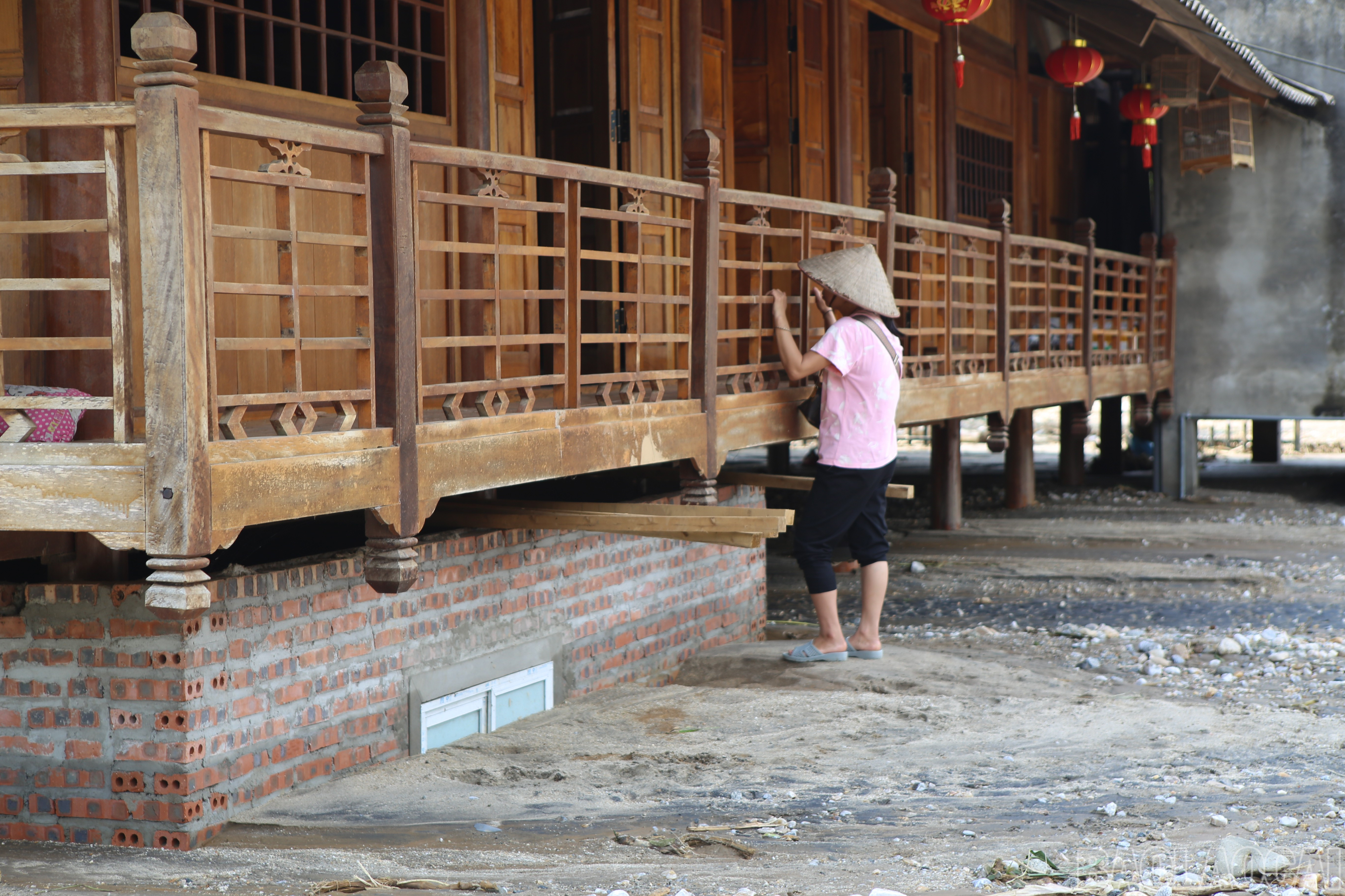 Người dân thôn Làng Chút thẫn thờ khi ngôi làng bình yên bỗng chốc hoang tàn do mưa lũ. baolaocai-br_15.jpg