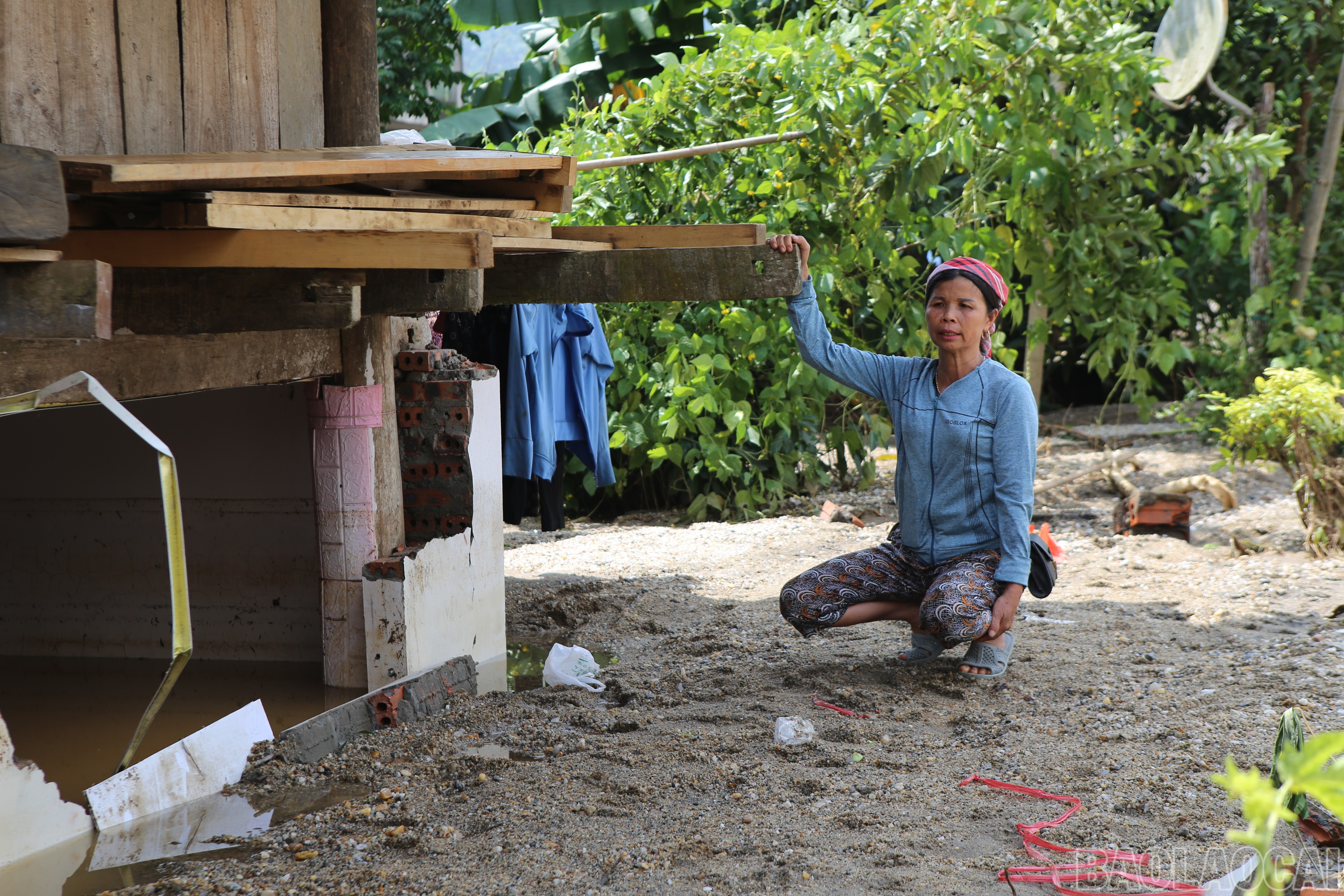 Bà Hoàng Thị Thơi vẫn còn bàng hoàng khi lũ quét ập đến. baolaocai-br_14.jpg