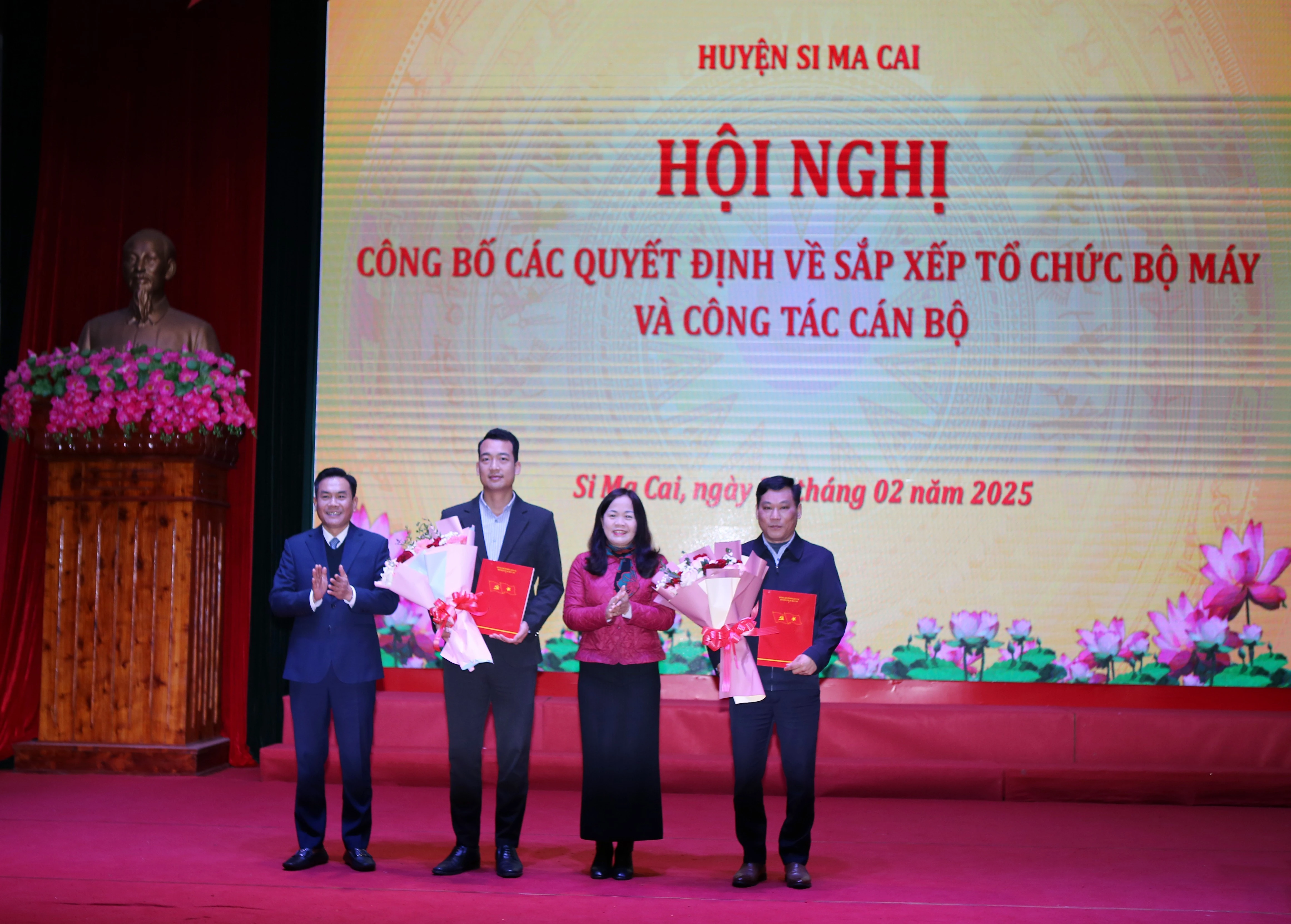 Trao quyết định thành lập và bổ nhiệm lãnh đạo quản lý Phòng Văn hóa, Khoa học và Thông tin huyện.