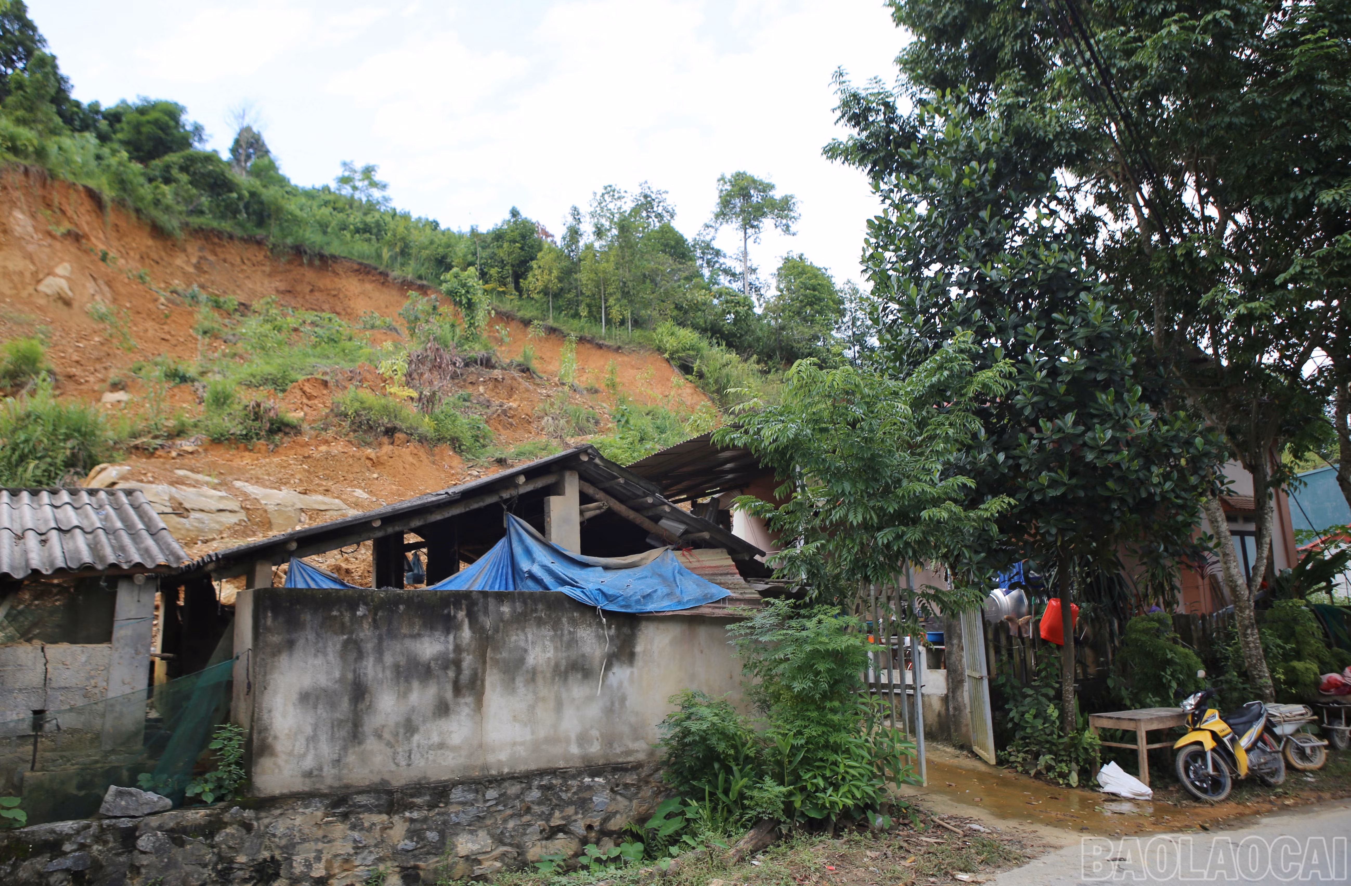 Căn nhà của ông Trương Quang Bào trước nguy cơ đổ sập do sạt lở đất.