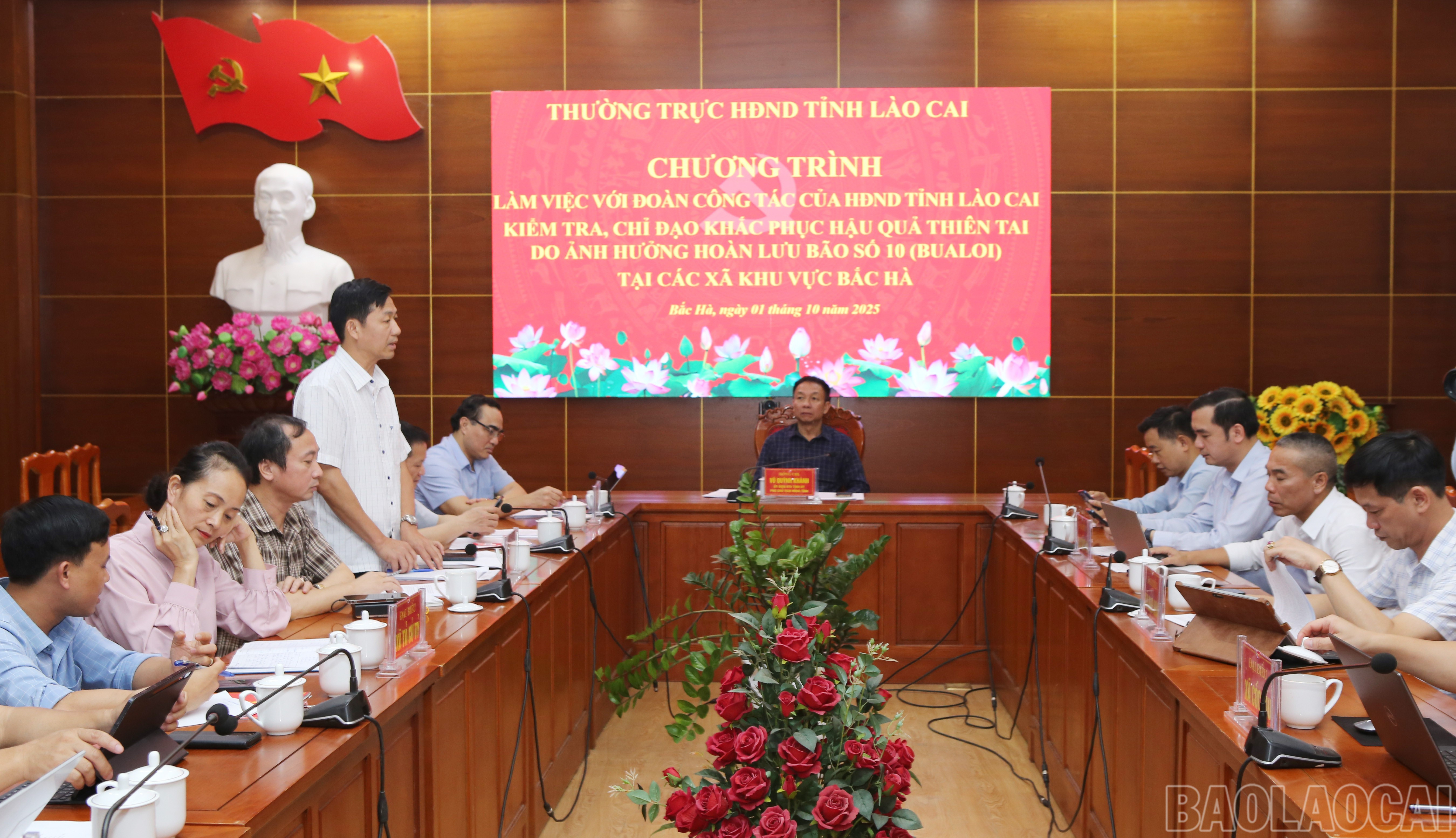 Quang cảnh buổi làm việc. Quang cảnh buổi làm việc.