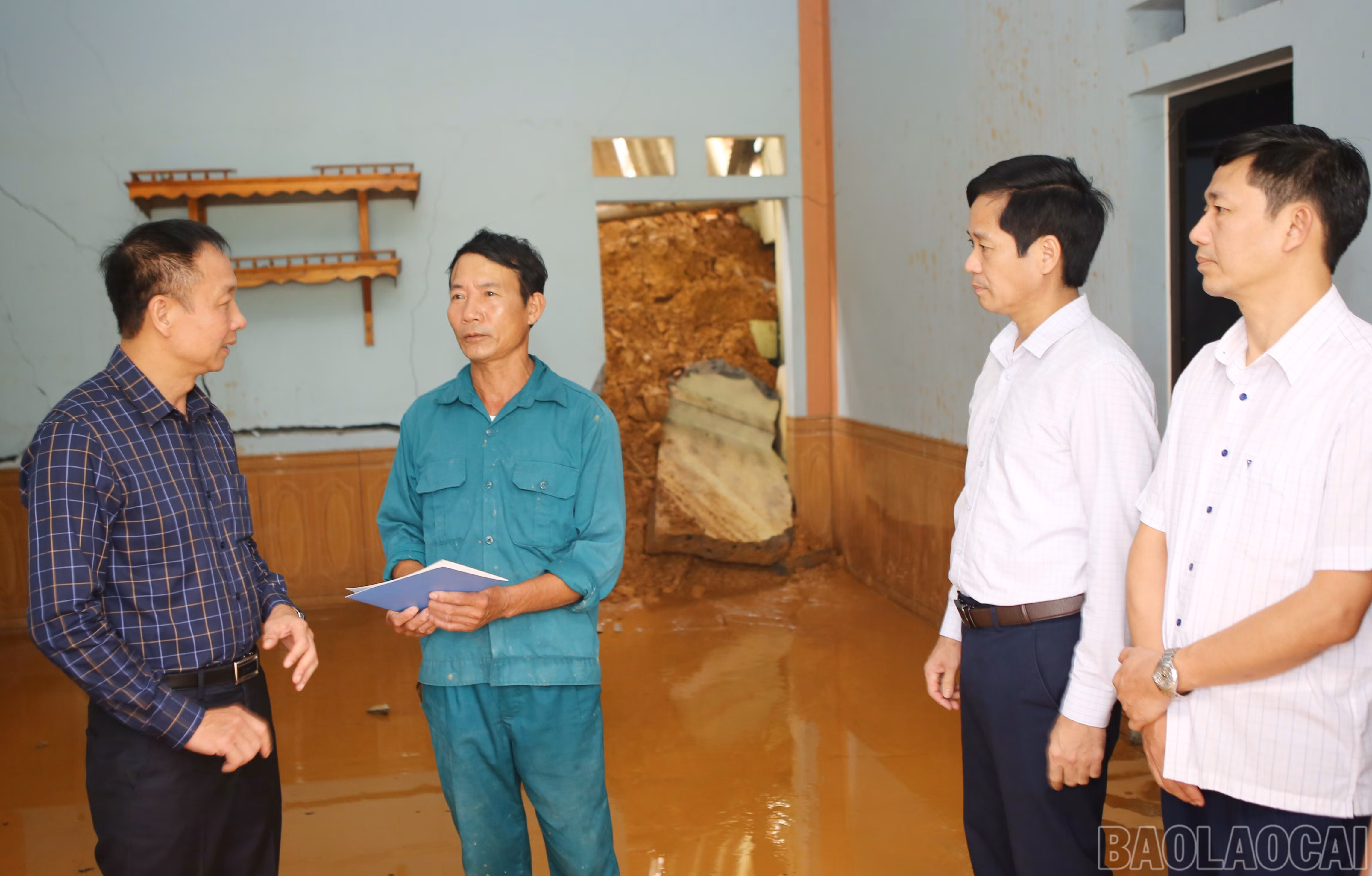 Phó Chủ tịch Thường trực HĐND tỉnh Vũ Quỳnh Khánh đã đến thăm hỏi, động viên gia đình ông Trương Quang Bào, thôn Nậm Khắp Ngoài, xã Bảo Nhai.