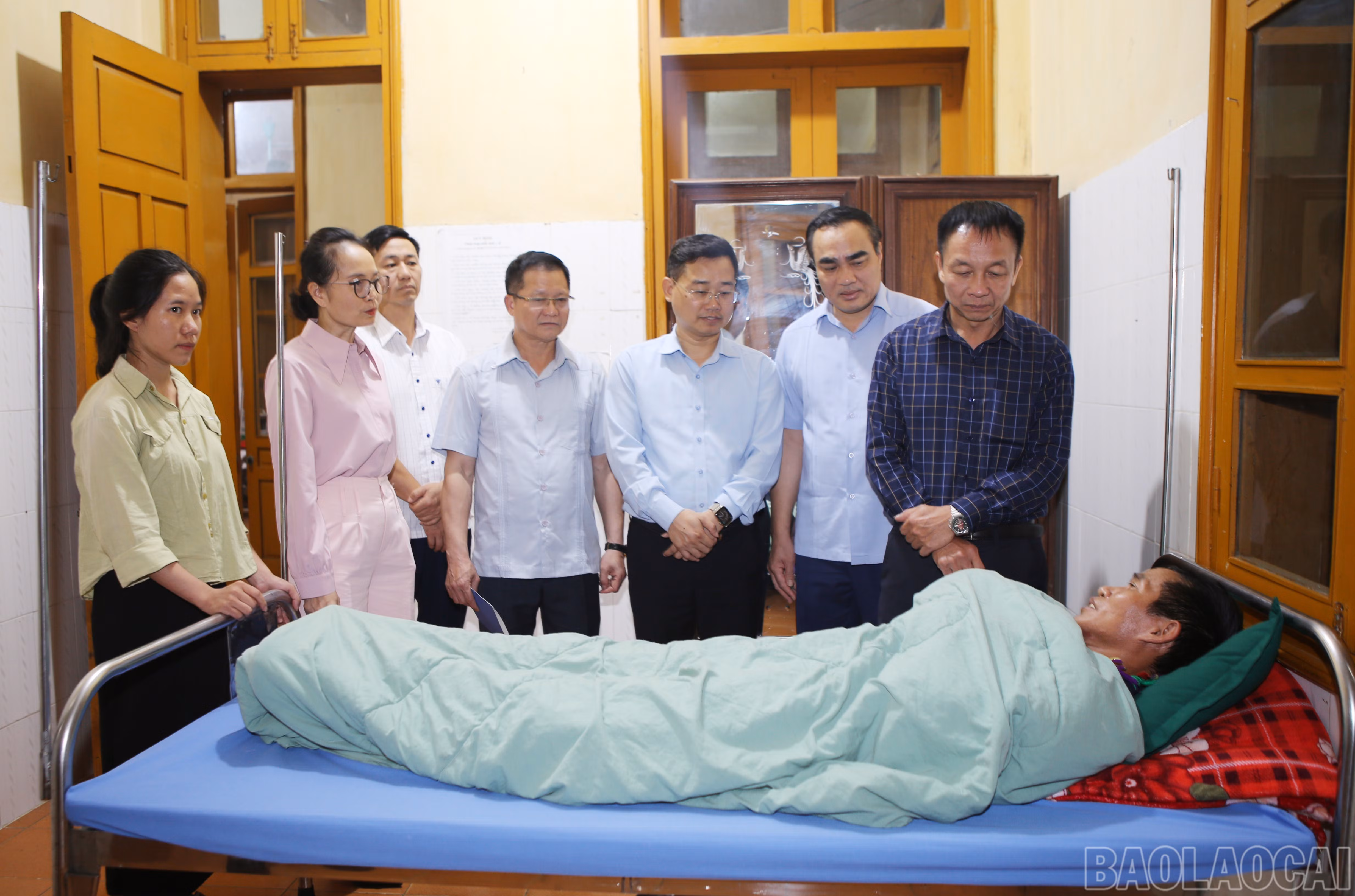 Đồng chí Vũ Quỳnh Khánh - Phó Chủ tịch Thường trực HĐND tỉnh thăm hỏi ông Lèng Sào Kim đang điều trị chấn thương tại Bệnh viện Đa khoa khu vực Bắc Hà.
