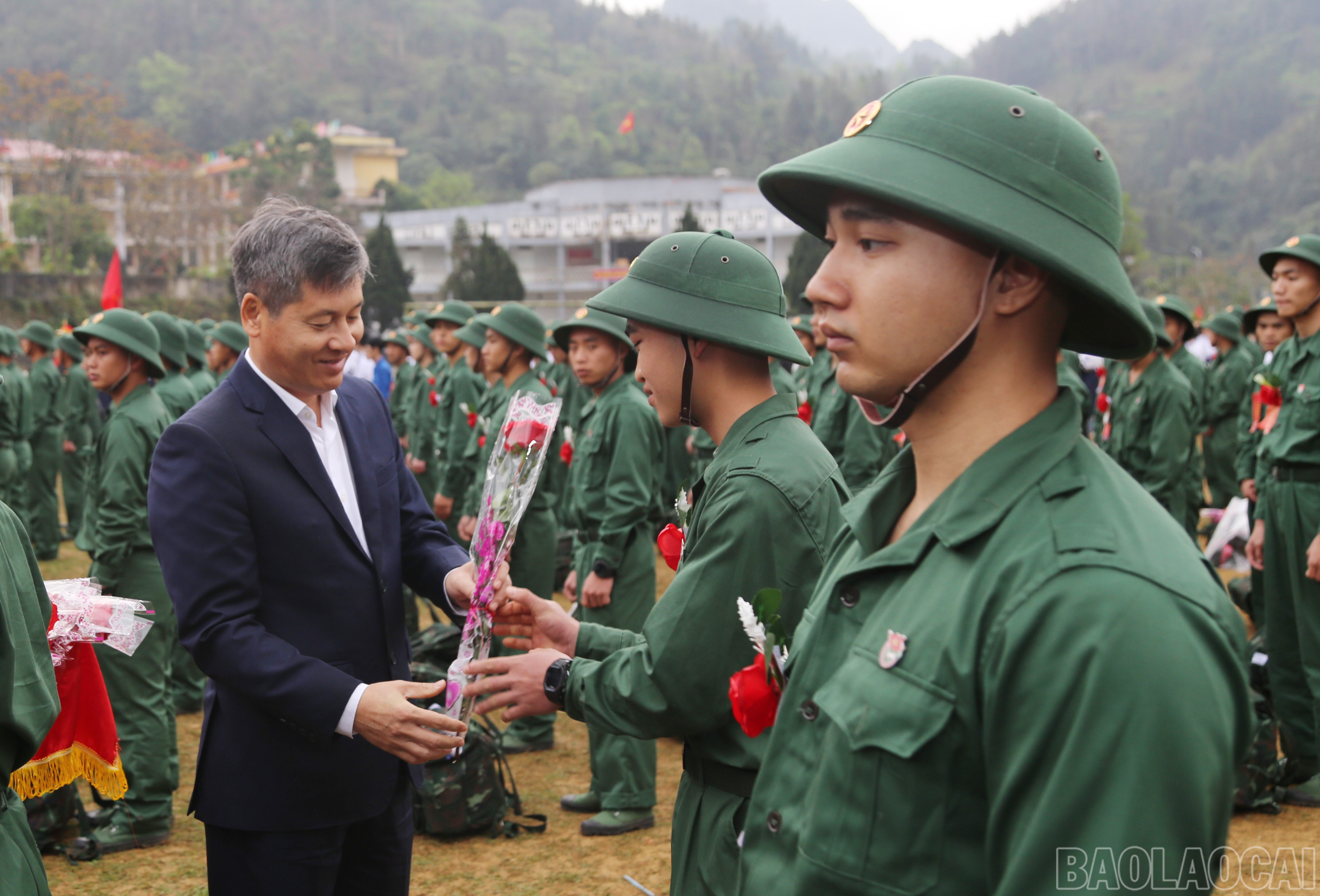 Phó Chủ tịch UBND tỉnh Ngô Hạnh Phúc tặng hoa, động viên các tân binh.