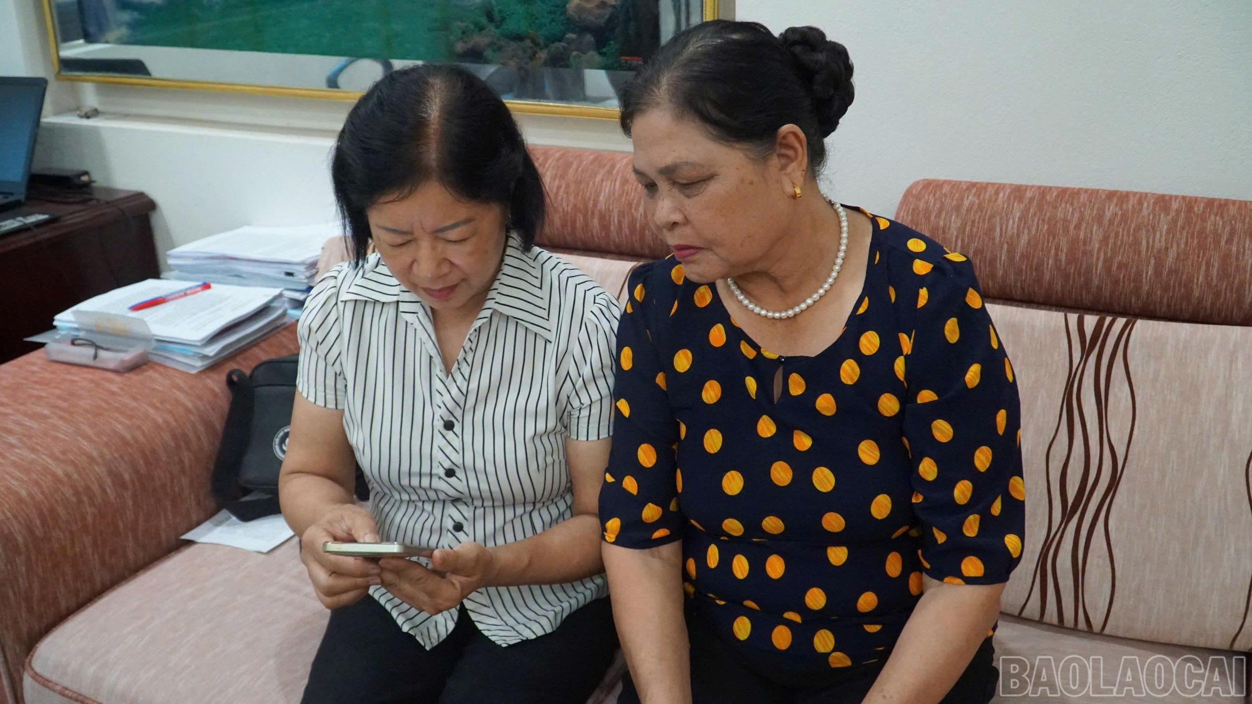 Bà Nguyễn Thị Lương (trái ảnh) thường xuyên cập nhật thông tin Đại hội. baolaocai-br_yb.jpg
