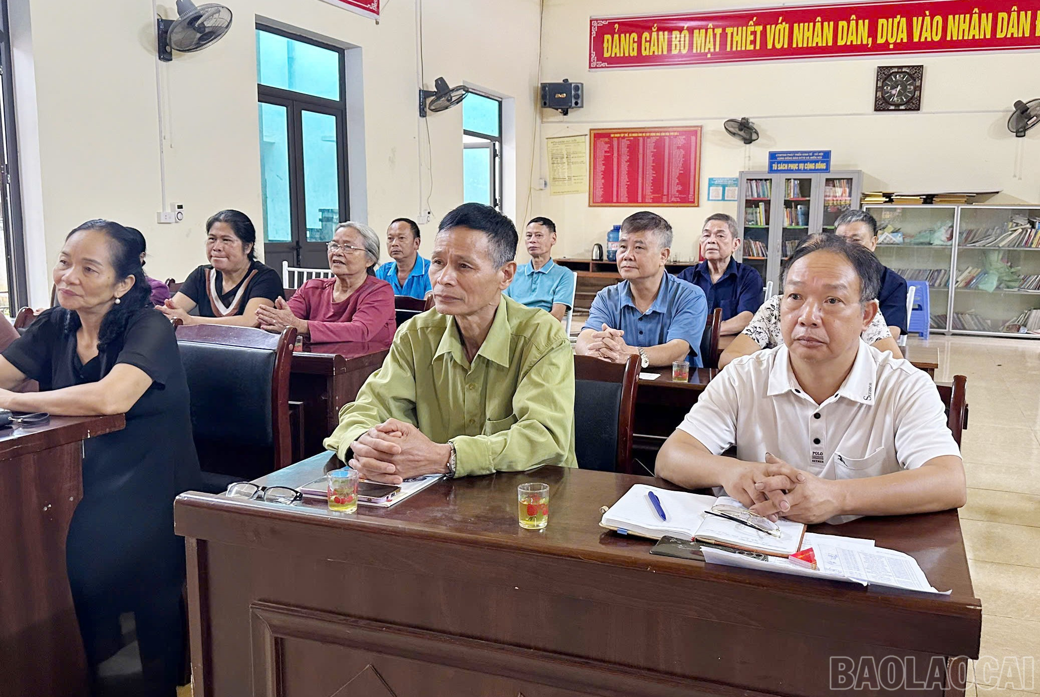 Cán bộ, đảng viên Chi bộ thôn 4, xã Phong Hải theo dõi truyền hình trực tiếp Đại hội đại biểu Đảng bộ tỉnh lần thứ I. baolaocai-br_6-8585.jpg