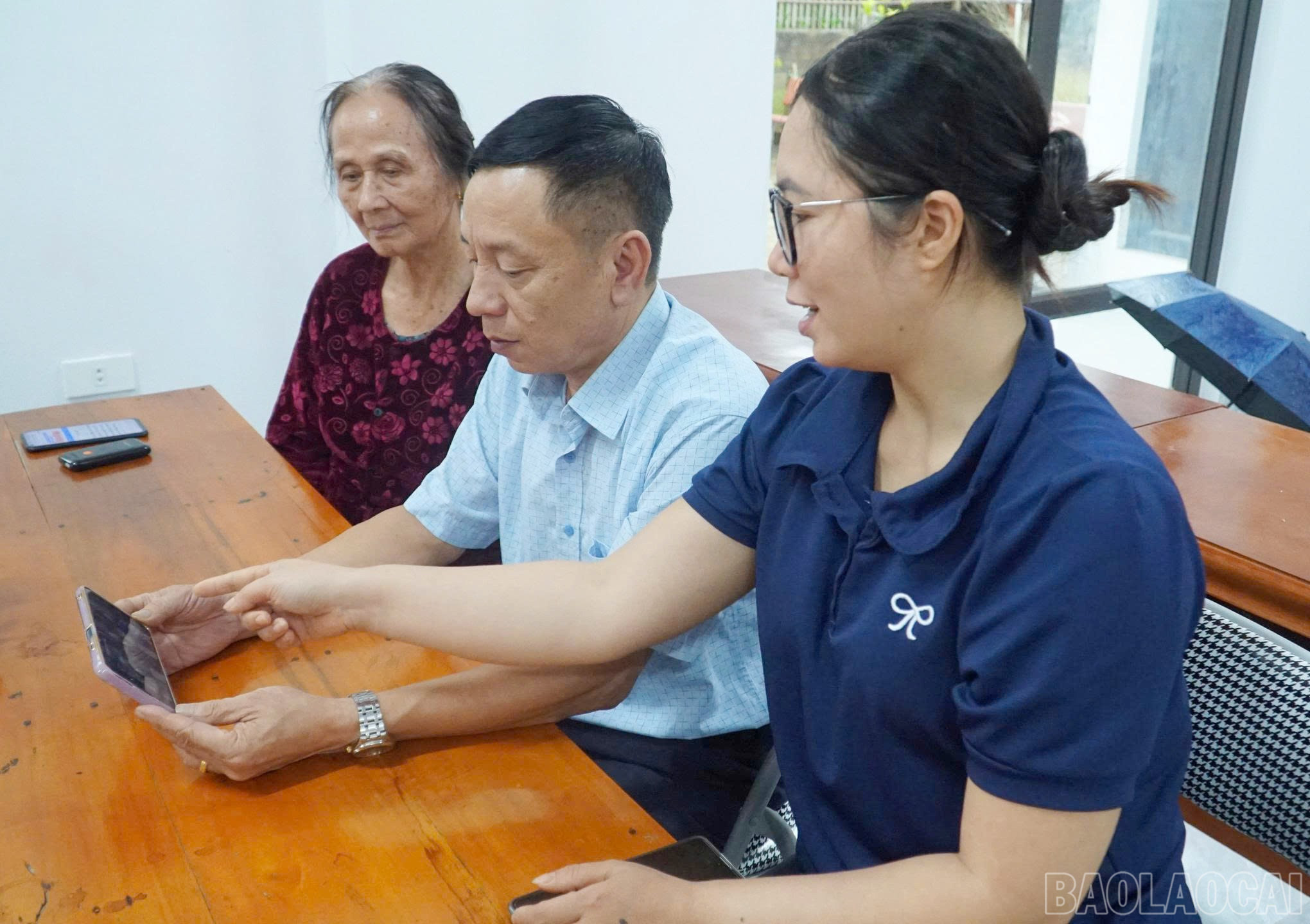 Cán bộ, đảng viên, người dân thôn Hương Lý theo dõi Đại hội qua thiết bị di động thông minh. baolaocai-br_4-5799.jpg