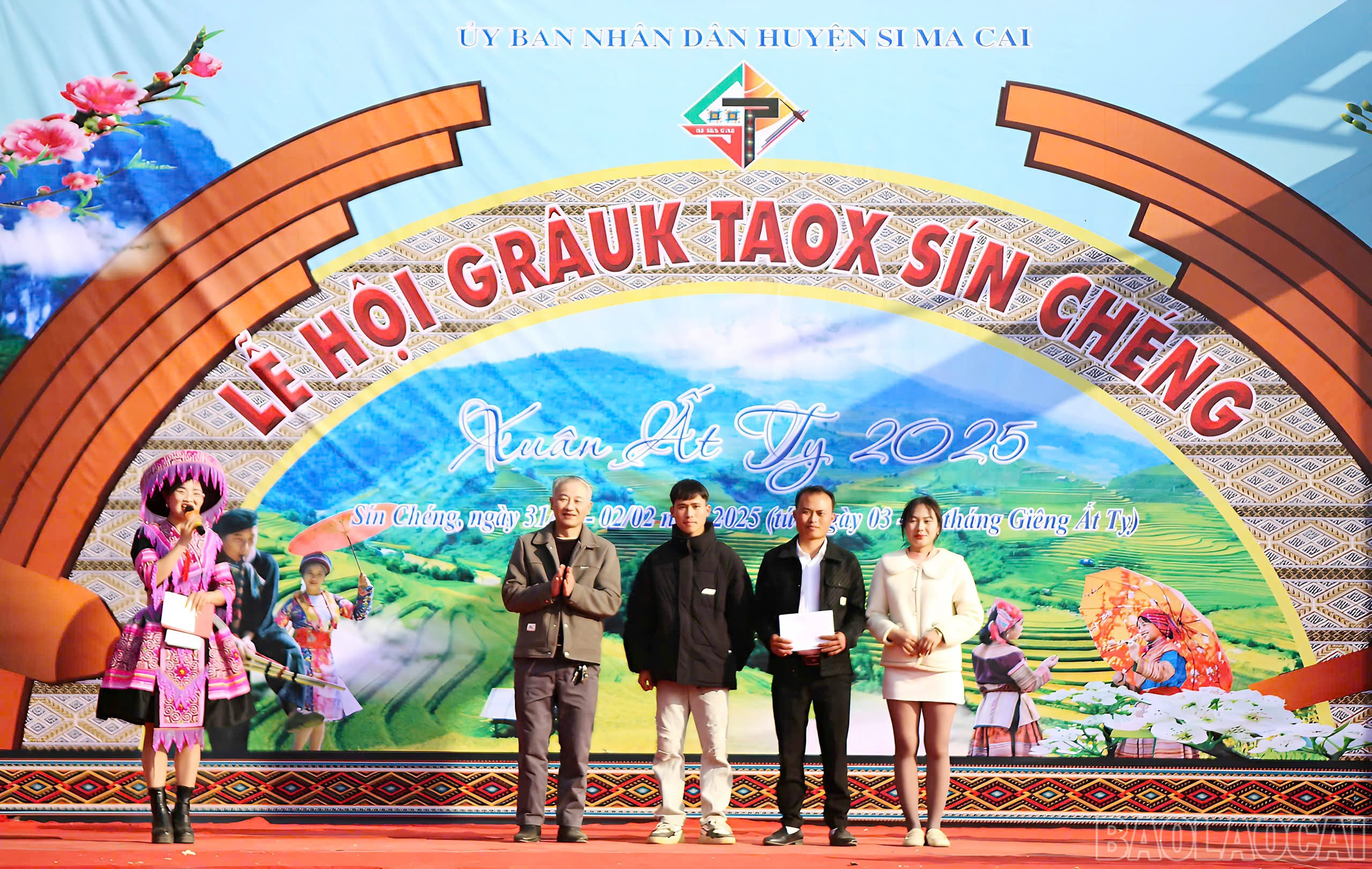 Trao giải Nhất cho đội khèn xã Sín Chéng. baolaocai-br_si-1-3203.jpg
