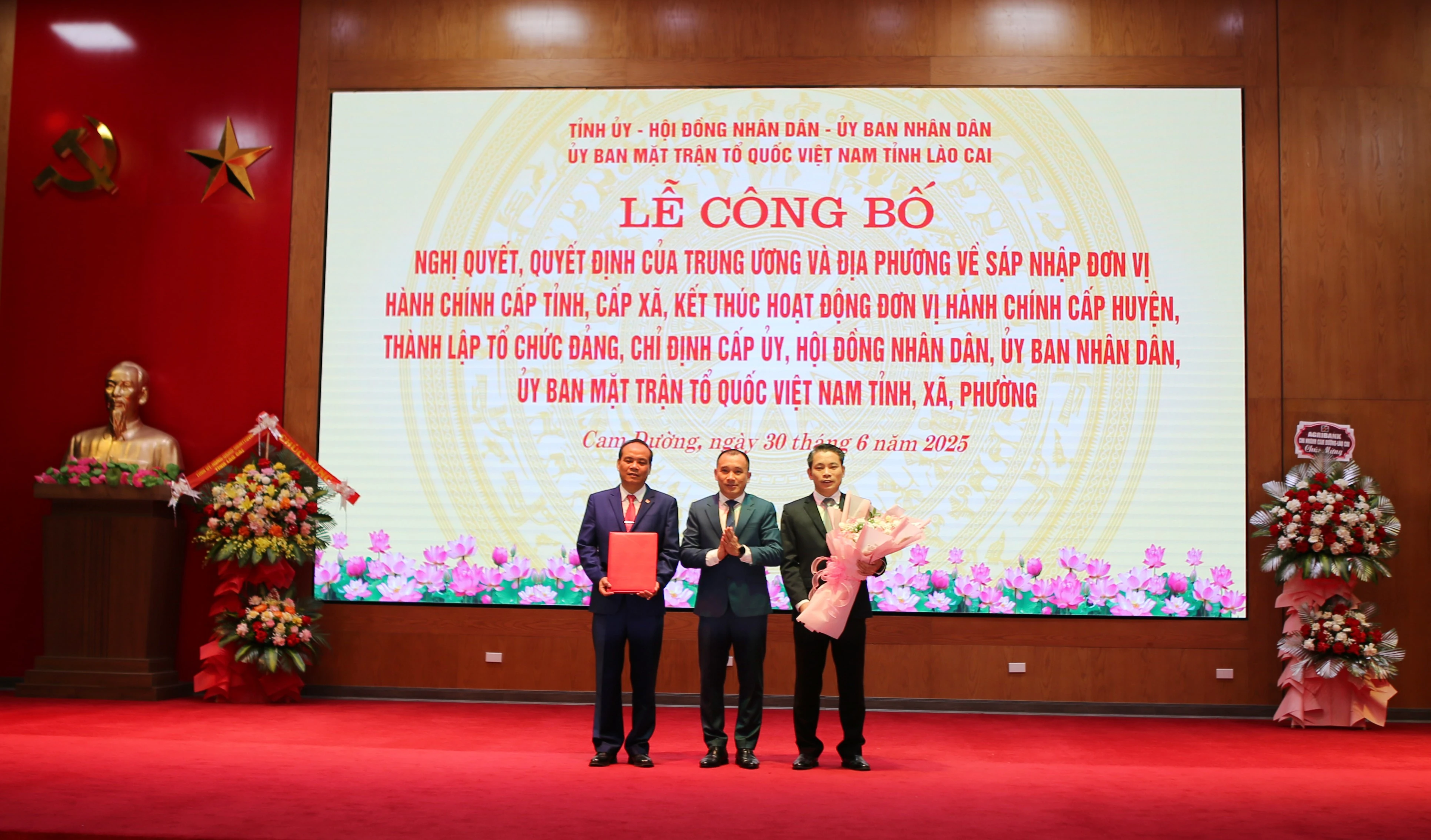 Trao quyết định thành lập phường và chỉ định các đồng chí Thường trực Đảng ủy phường.